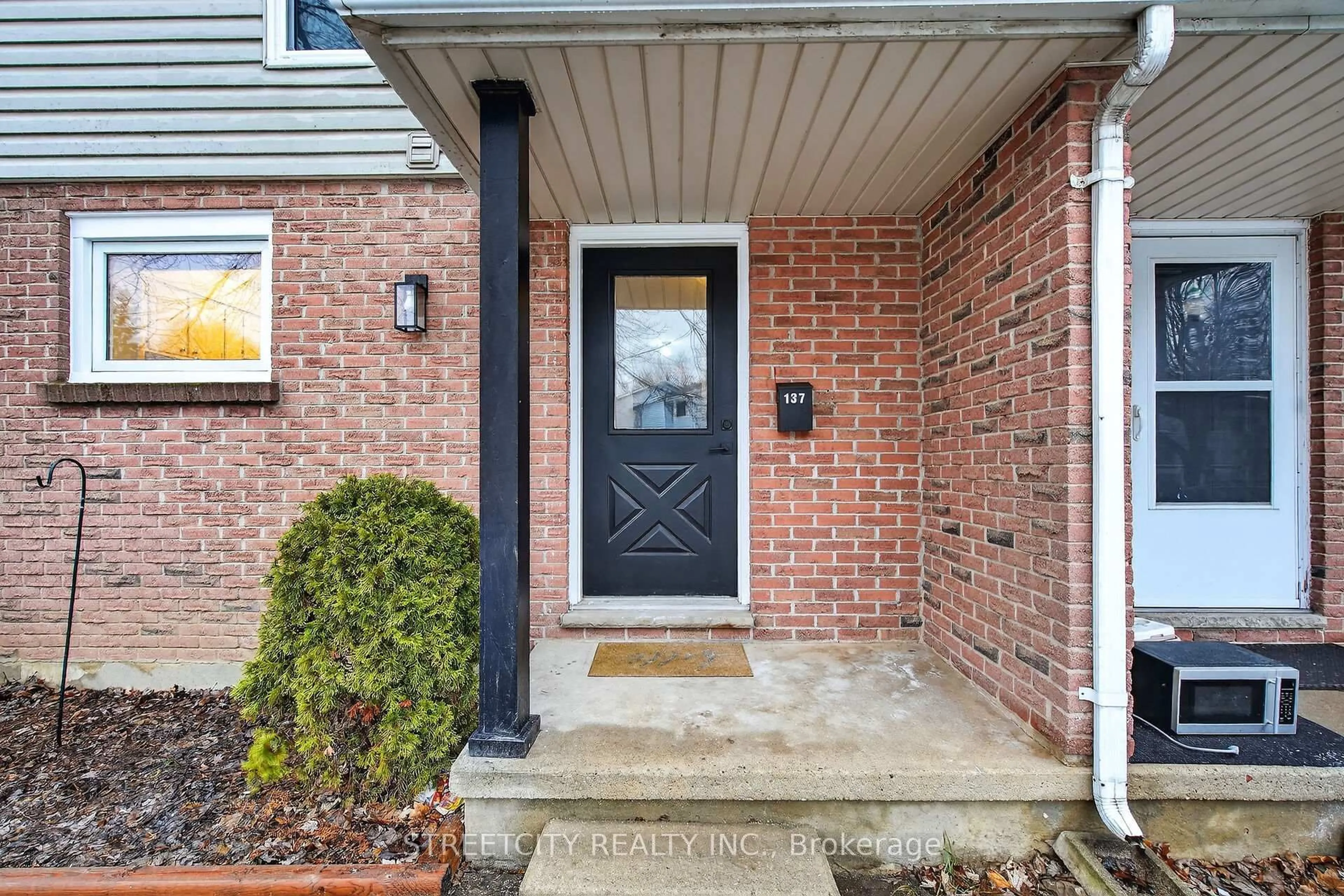 Indoor entryway for 137 Monmore Rd, London North Ontario N6G 2W7