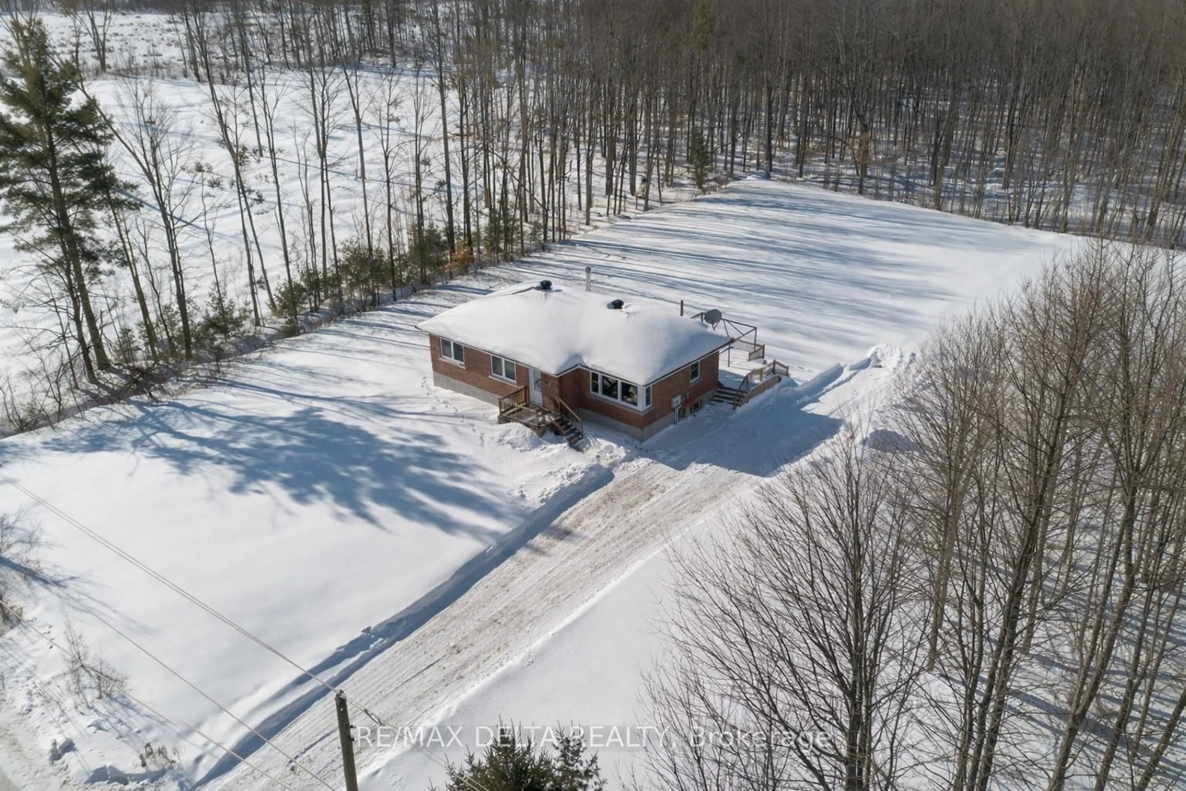 A pic from outside/outdoor area/front of a property/back of a property/a pic from drone, building for 289 County Rd. 19 Rd, Alfred and Plantagenet Ontario K0A 3K0