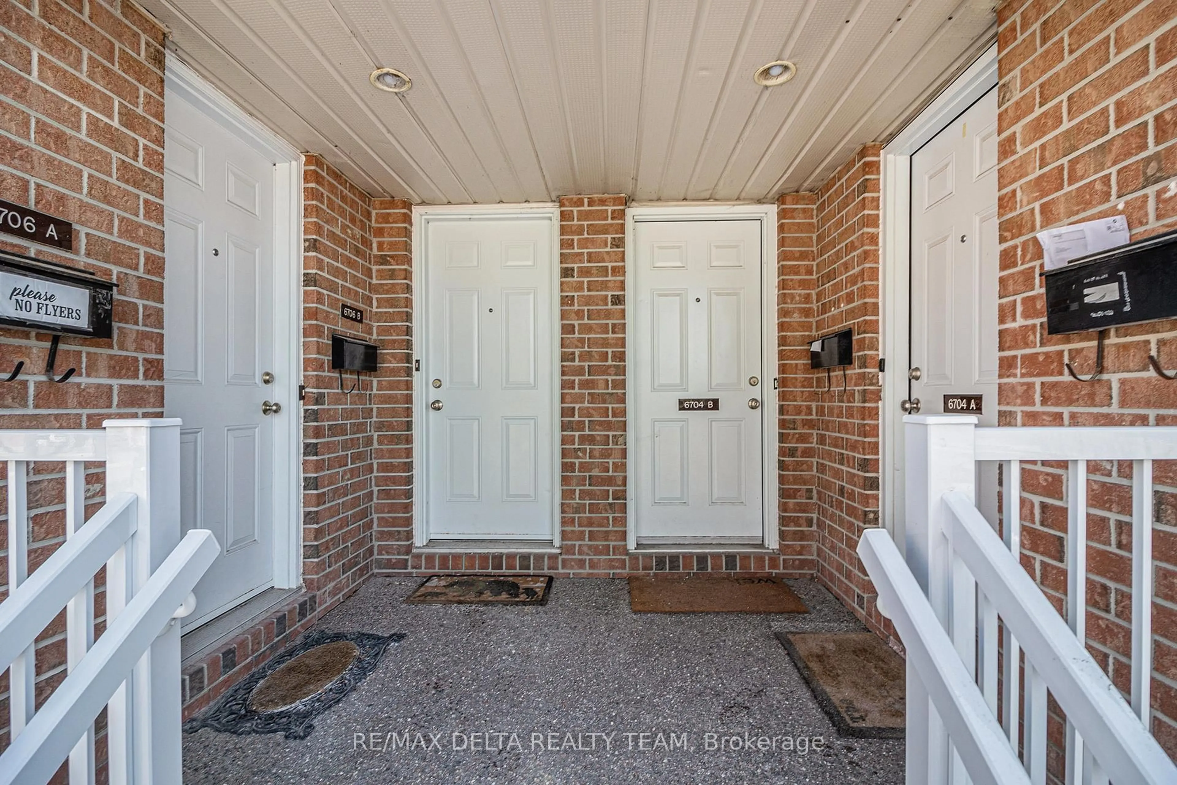 Indoor entryway for 6704 Jeanne D'Arc Blvd #A, Ottawa Ontario K1C 6E9