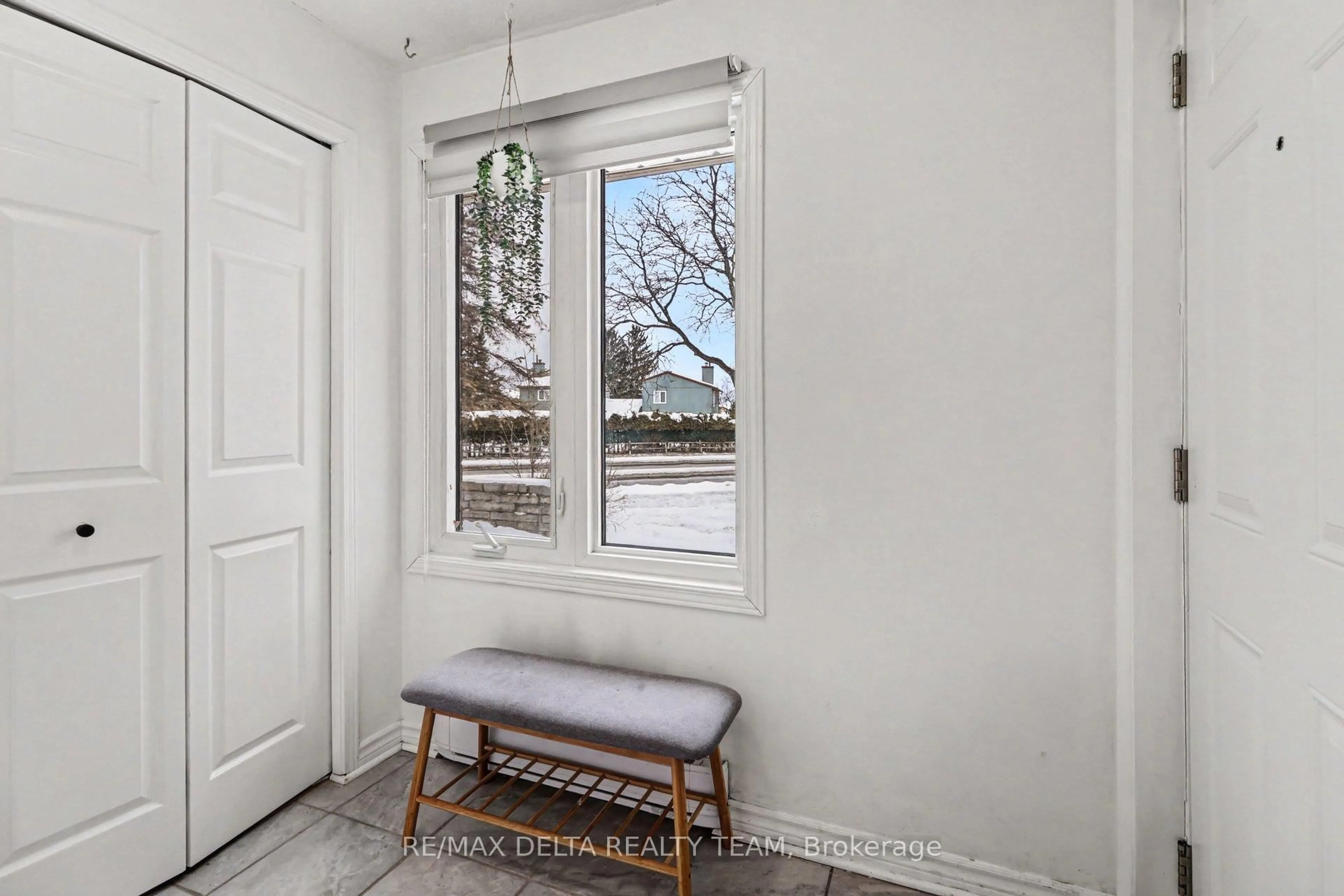 Indoor entryway for 6704 Jeanne D'Arc Blvd #A, Ottawa Ontario K1C 6E9