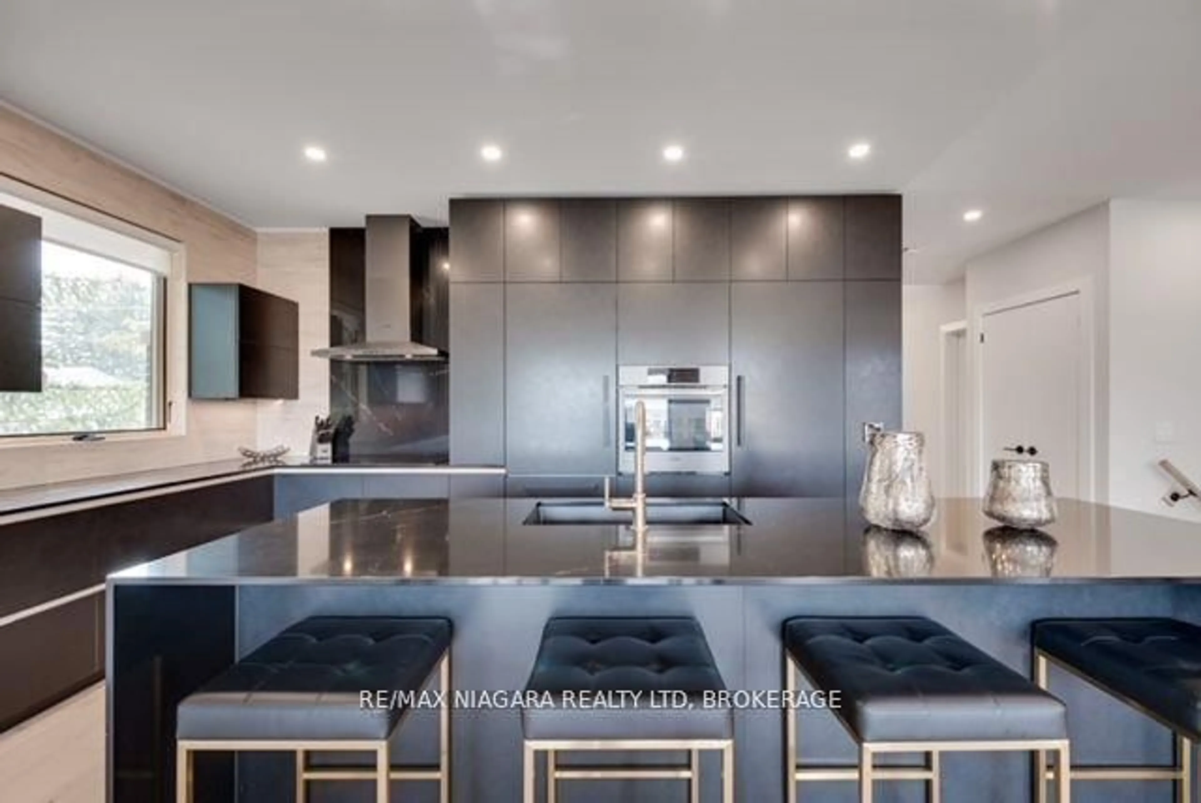 Contemporary kitchen, ceramic/tile floor for 2795 Canadiana Crt, Fort Erie Ontario L0S 1S0