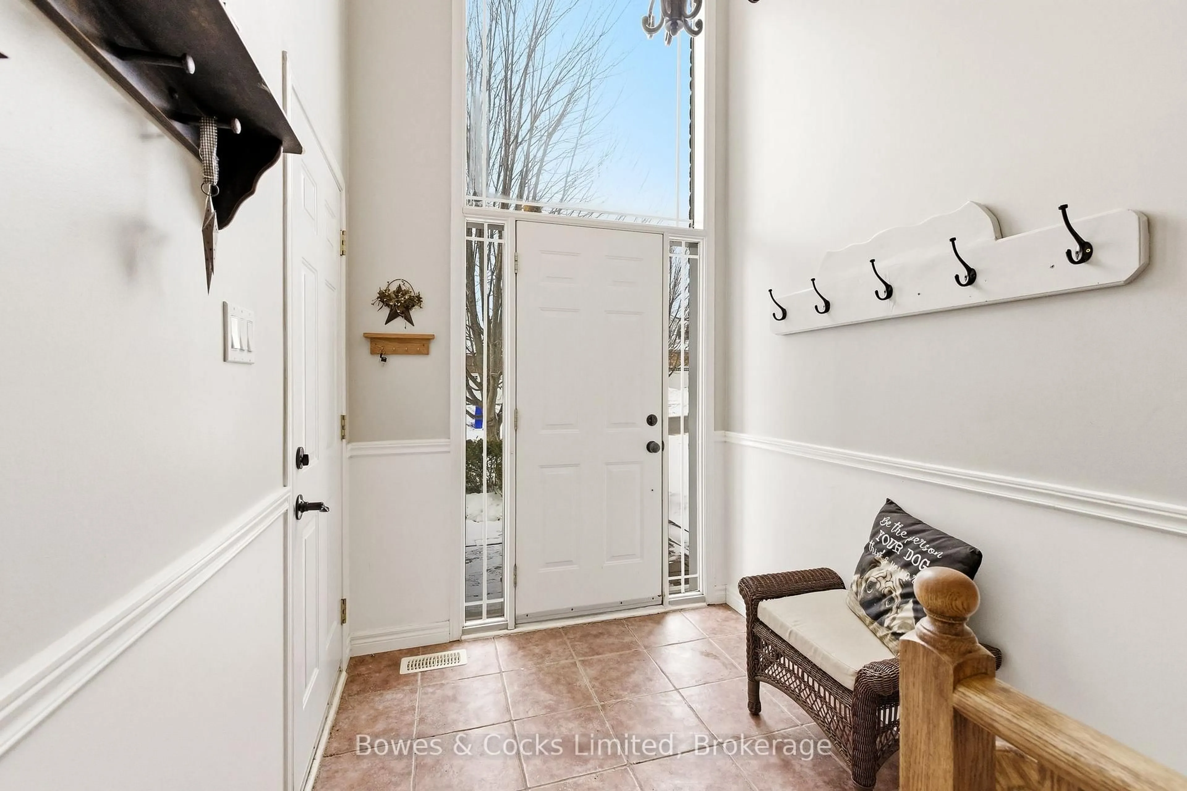 Indoor entryway for 347 Middlefield Rd, Peterborough Ontario K9J 8S4