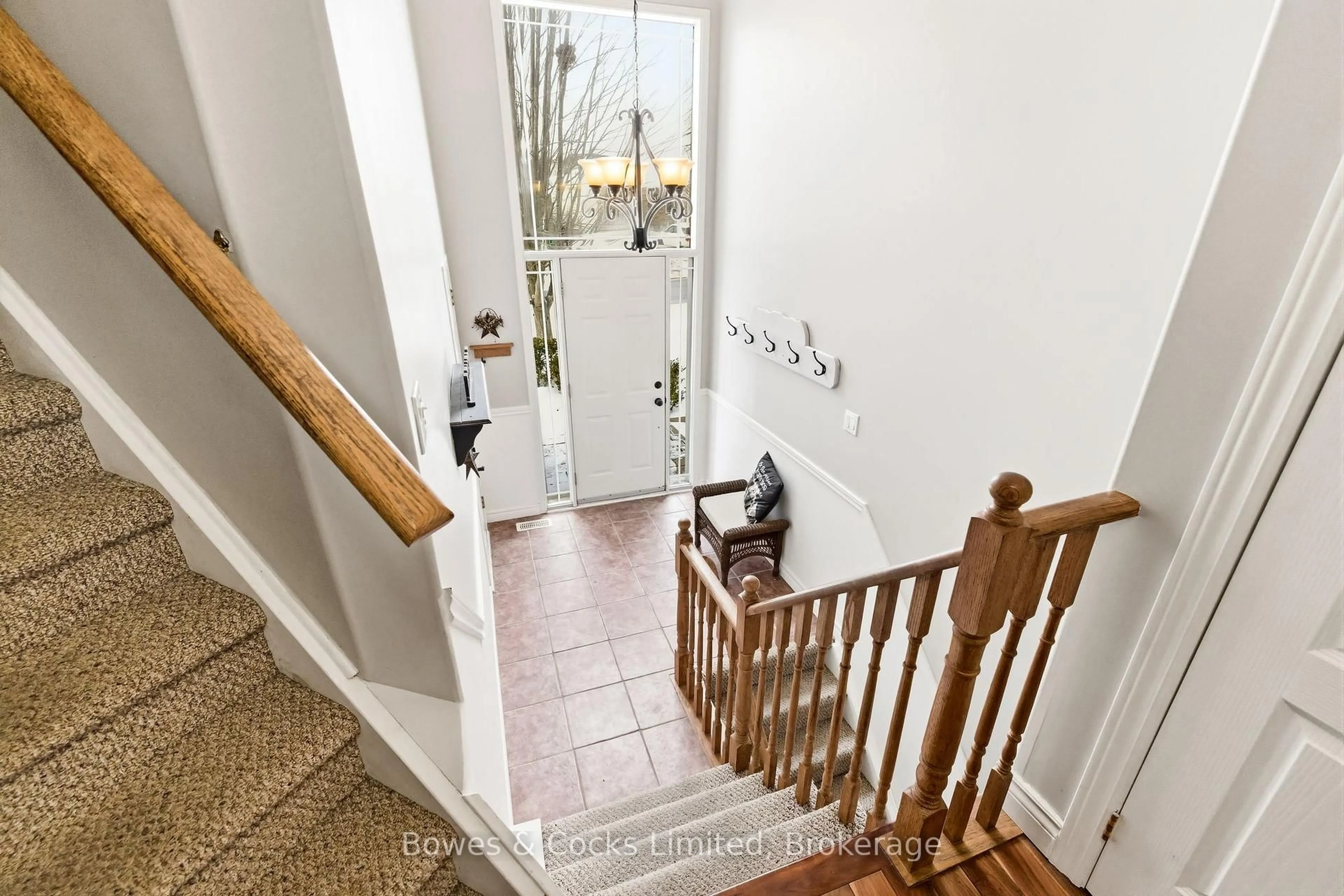 Indoor entryway for 347 Middlefield Rd, Peterborough Ontario K9J 8S4