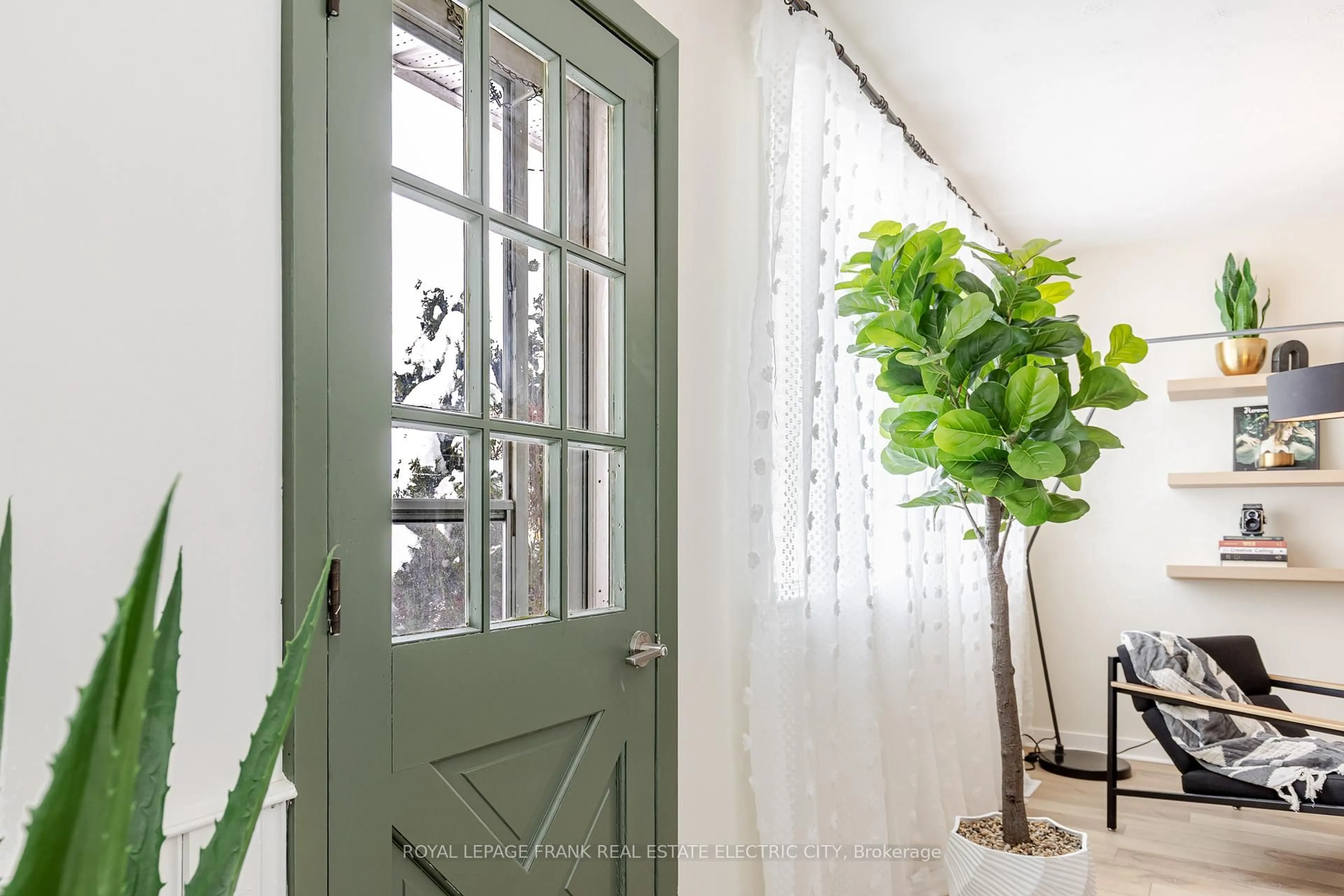 Indoor entryway for 381 Applegrove Ave, Peterborough Ontario K9H 5L4