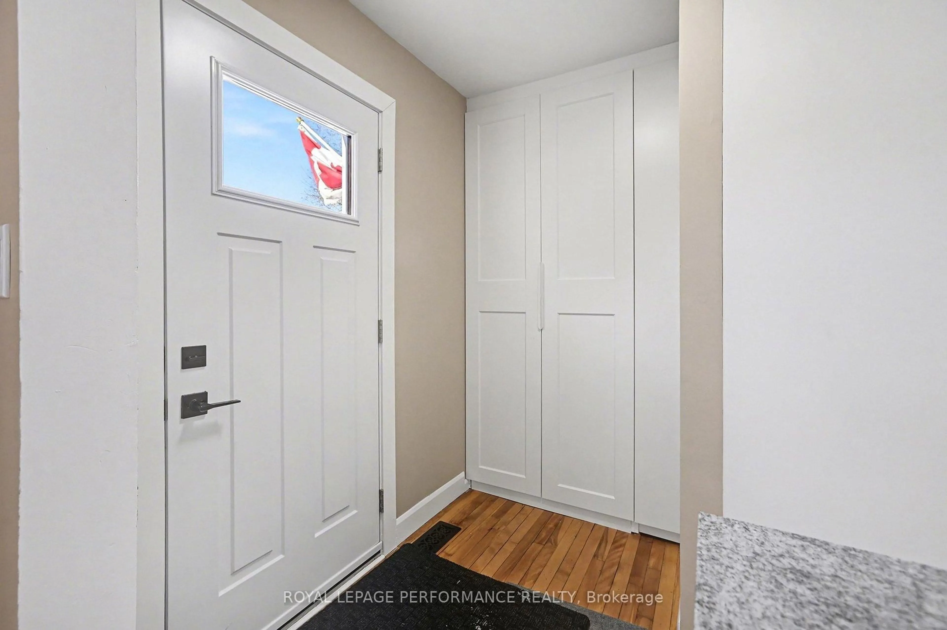 Indoor entryway for 975 Sheridan Ave, Ottawa Ontario K1Z 6M4