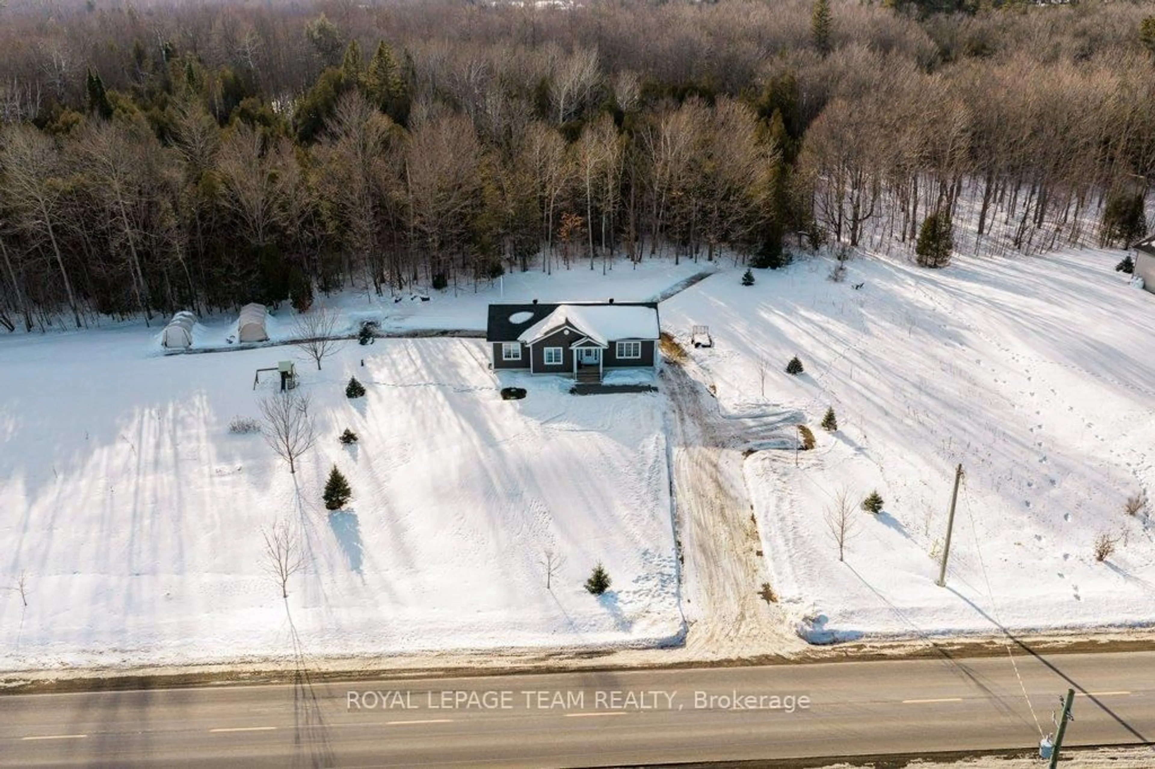 A pic from outside/outdoor area/front of a property/back of a property/a pic from drone, unknown for 8094 County Road 44 Rd, Edwardsburgh/Cardinal Ontario K0E 1X0