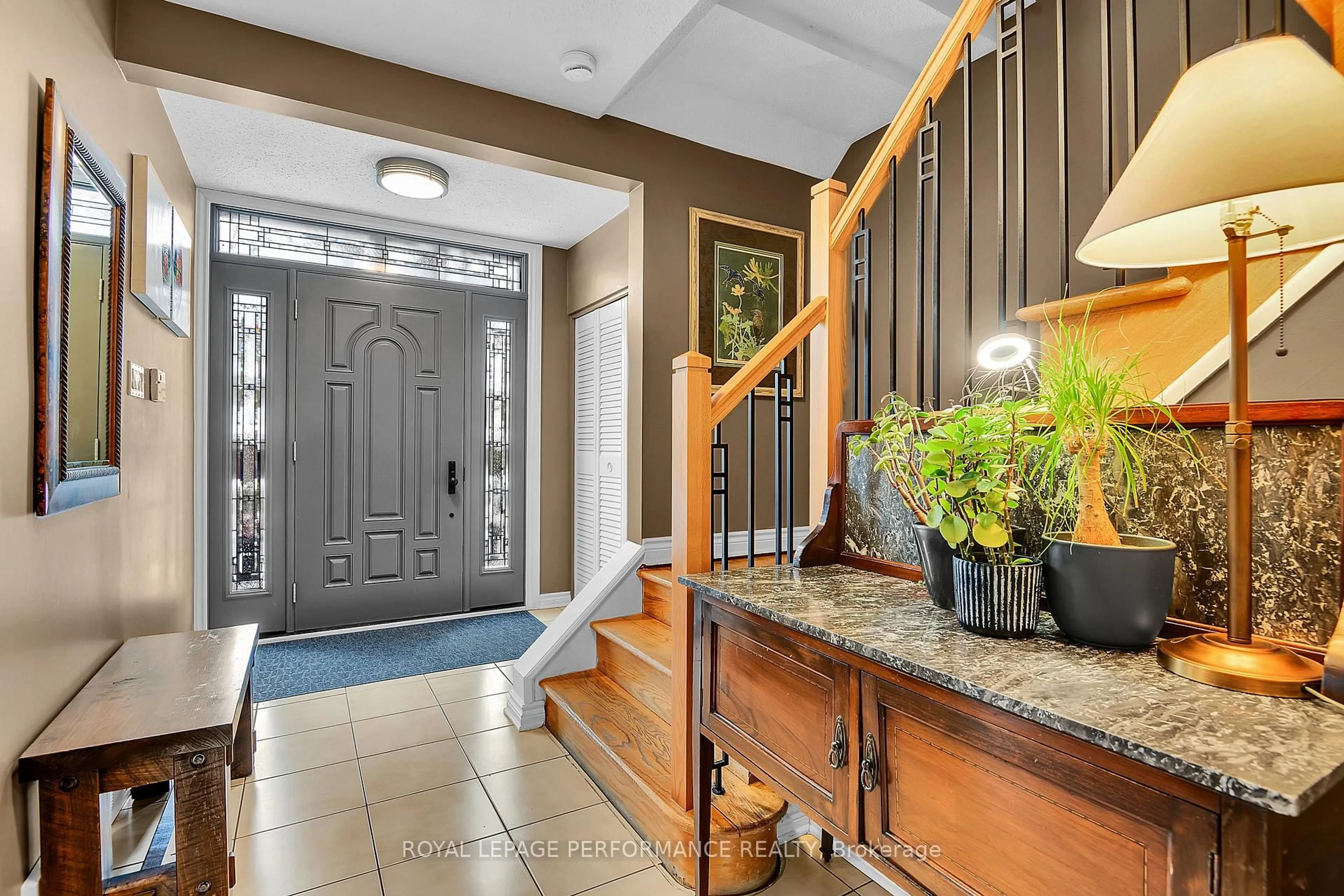 Indoor entryway for 2248 Quinton St, Ottawa Ontario K1H 6V3