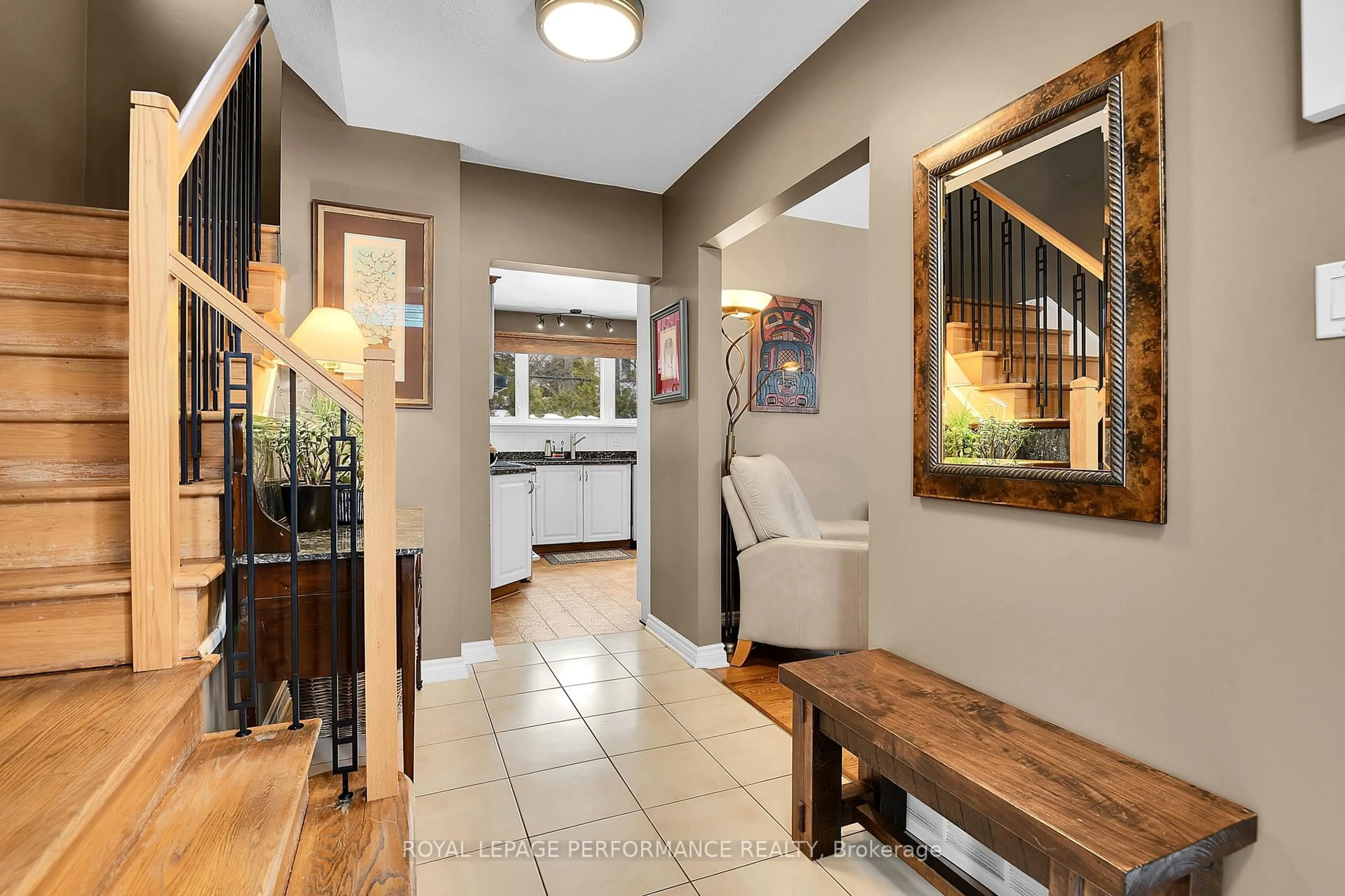 Indoor entryway for 2248 Quinton St, Ottawa Ontario K1H 6V3