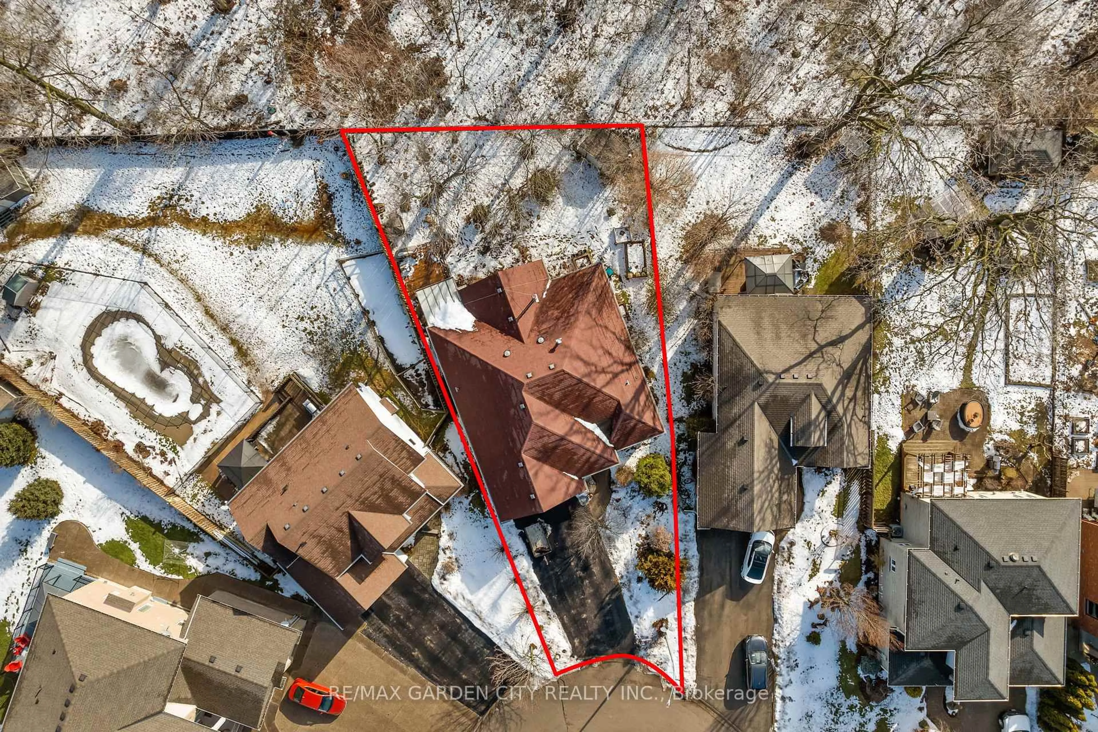 A pic from outside/outdoor area/front of a property/back of a property/a pic from drone, street for 5114 Meadowood Lane, Lincoln Ontario L3J 0J7