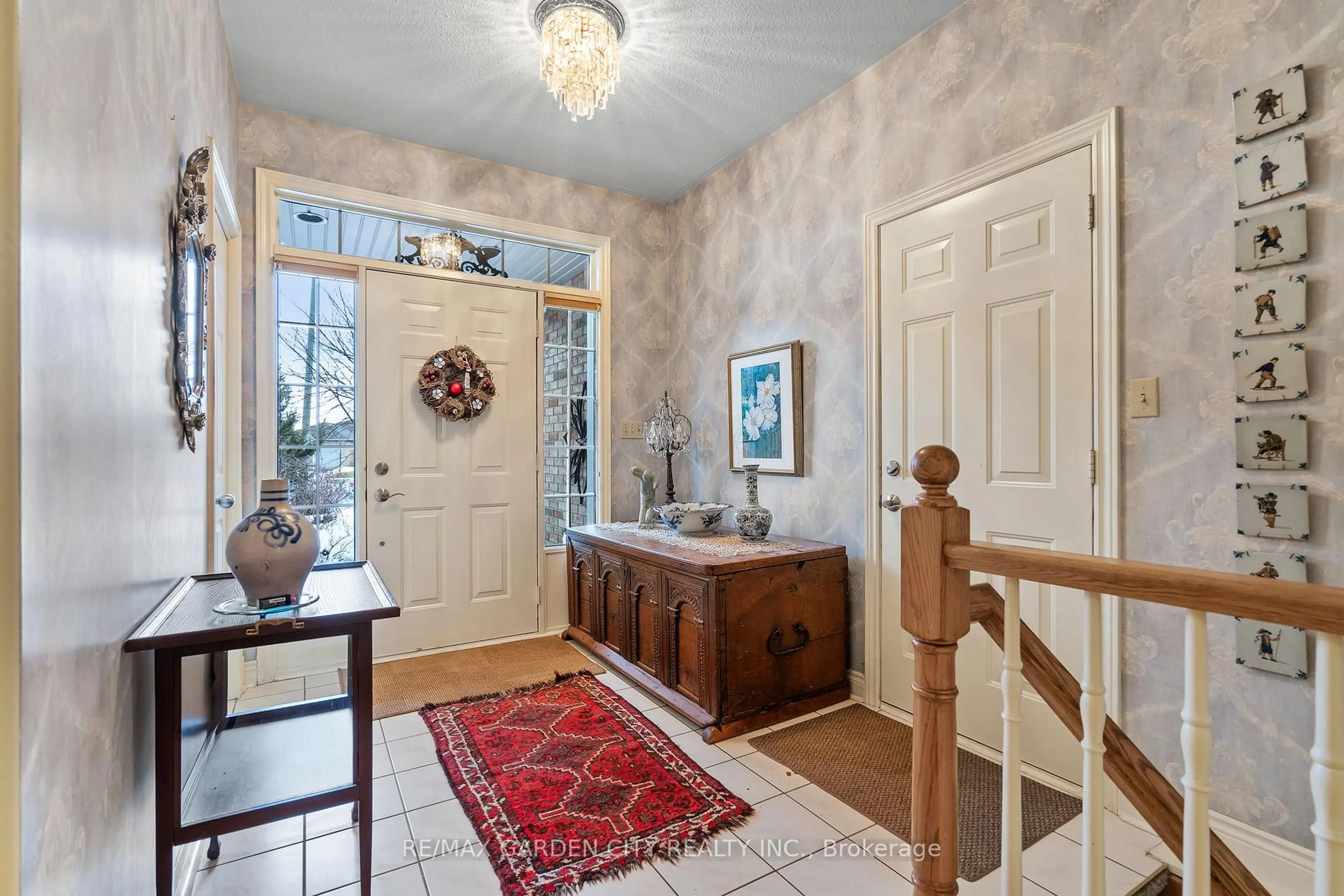 Indoor entryway for 5114 Meadowood Lane, Lincoln Ontario L3J 0J7