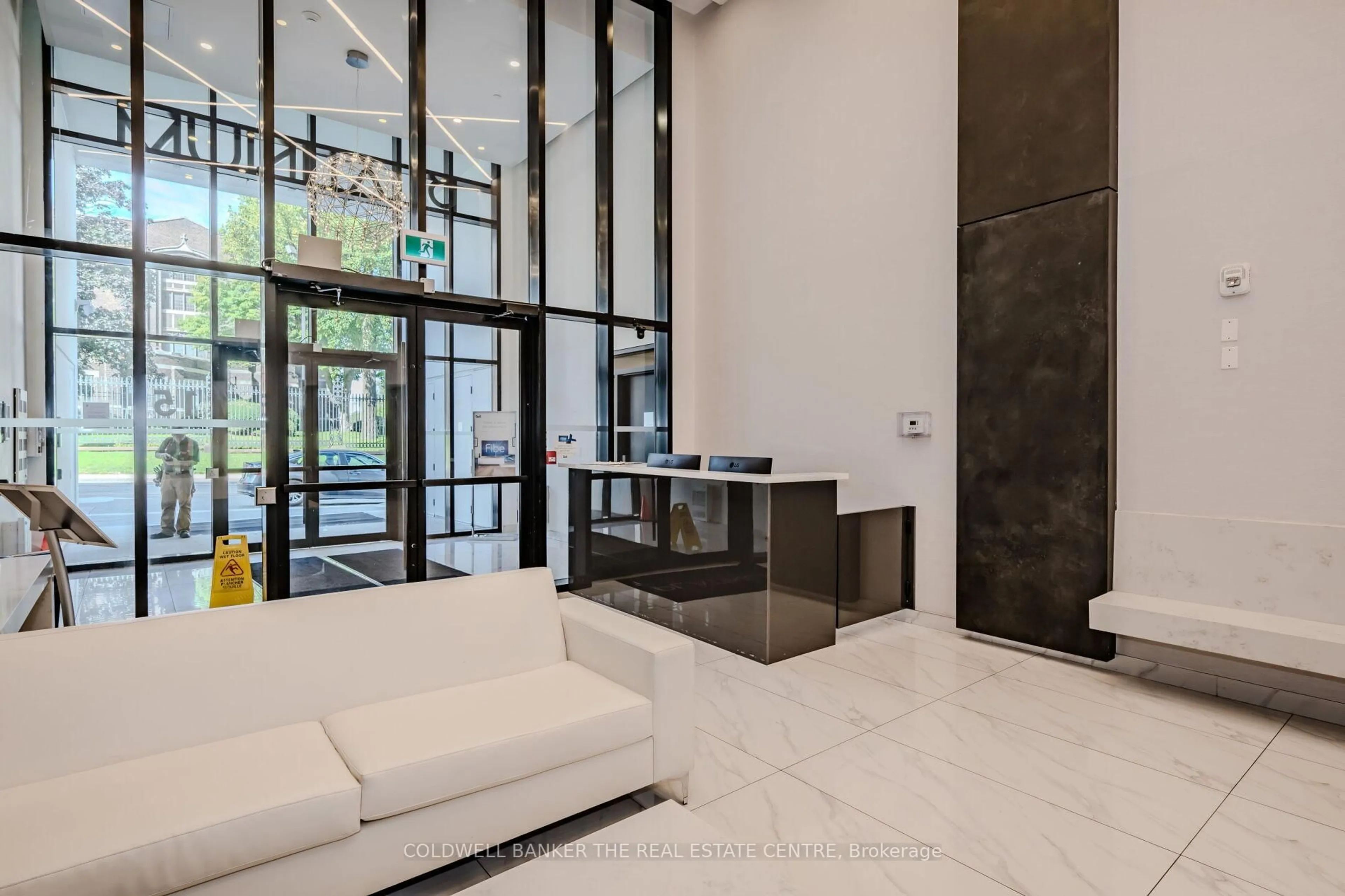 Indoor foyer for 15 Queen St #610, Hamilton Ontario L8P 3R6