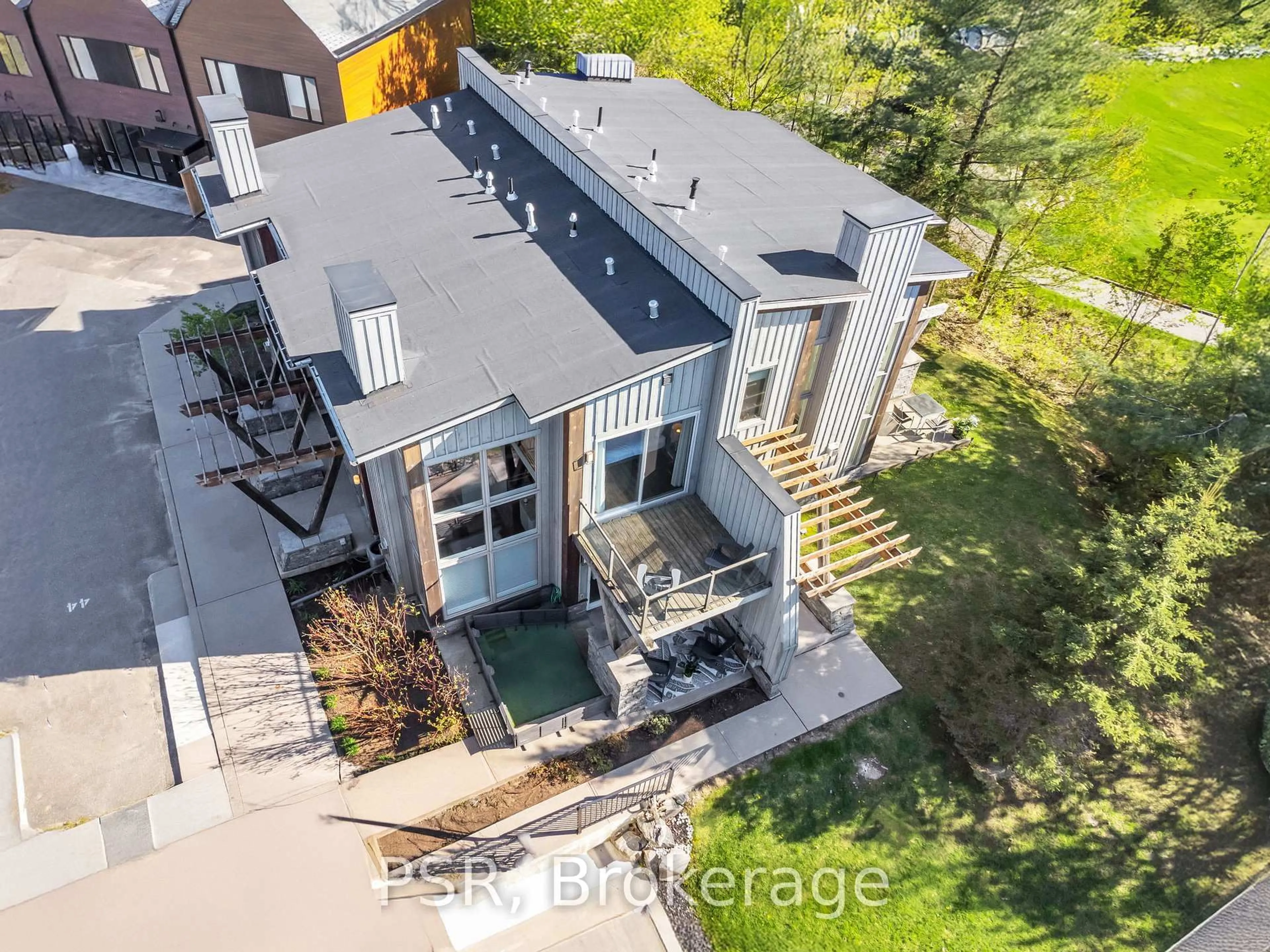 A pic from outside/outdoor area/front of a property/back of a property/a pic from drone, unknown for 44 Carrick Tr, Gravenhurst Ontario P1P 0A6