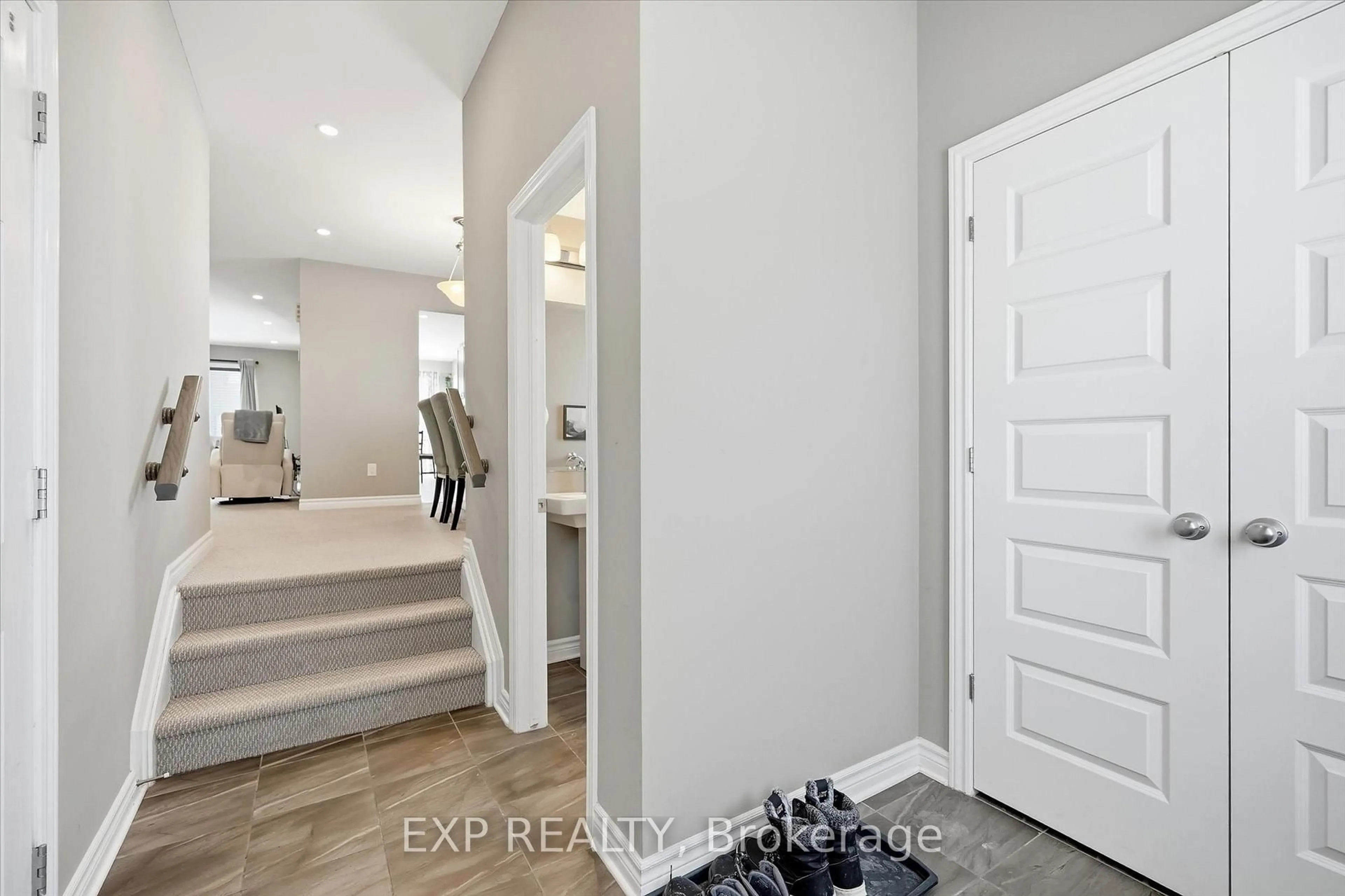 Indoor entryway for 647 Petrichor Cres, Ottawa Ontario K4A 0Y4
