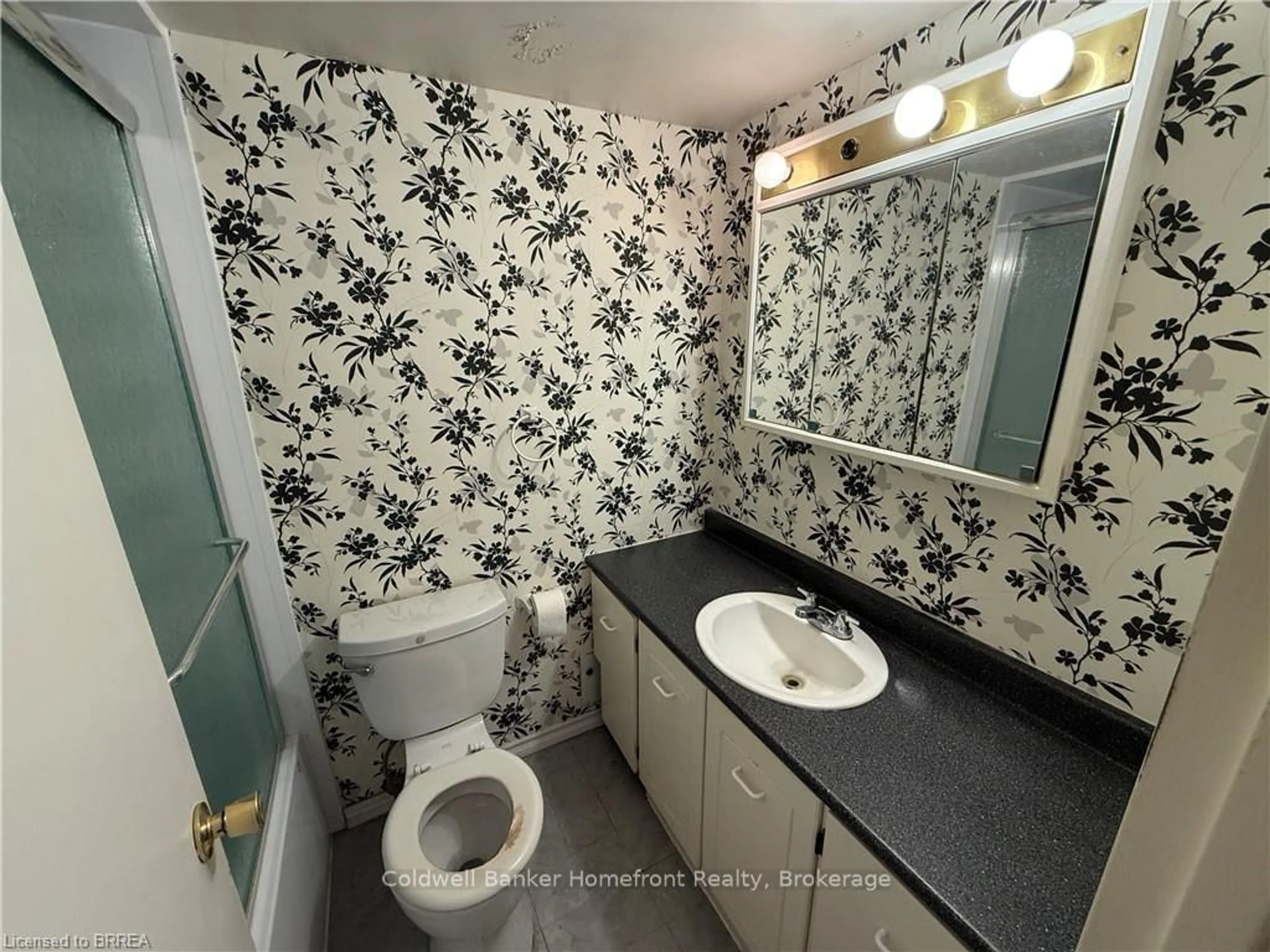 Standard bathroom, ceramic/tile floor for 640 West St #1009, Brantford Ontario N3R 6M3