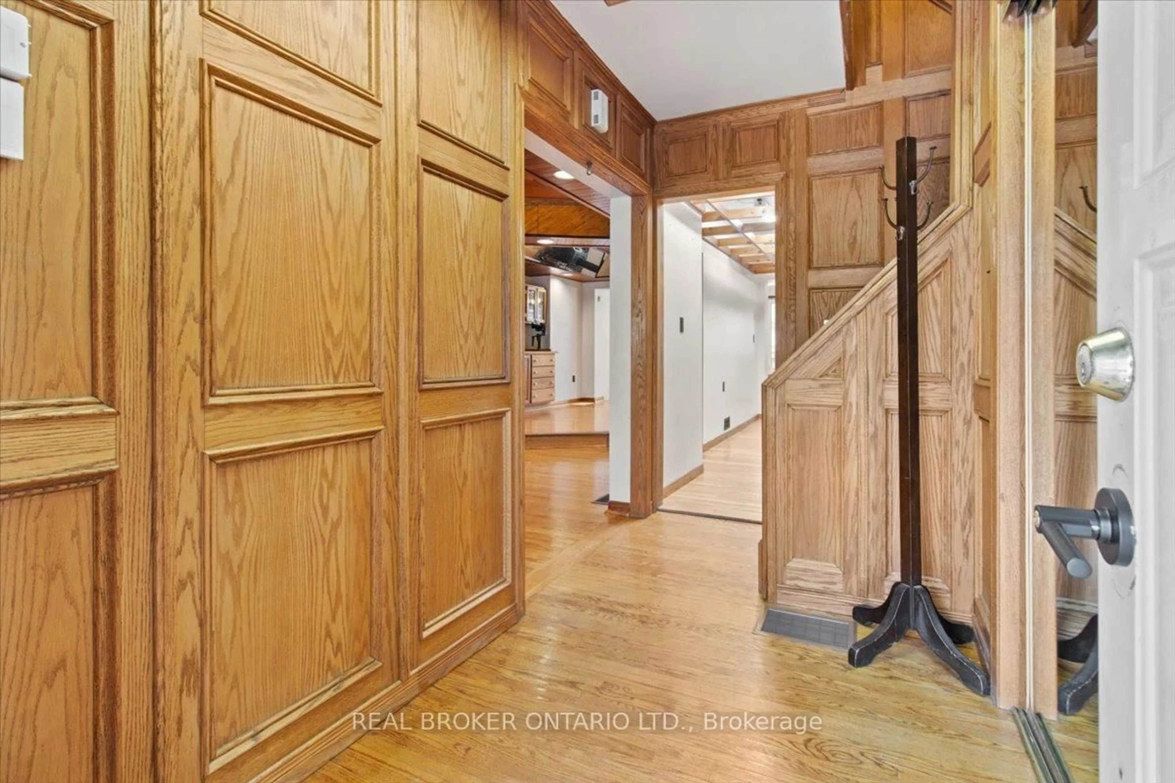 Indoor foyer for 28 Glendale Ave, Hamilton Ontario L8M 3E8