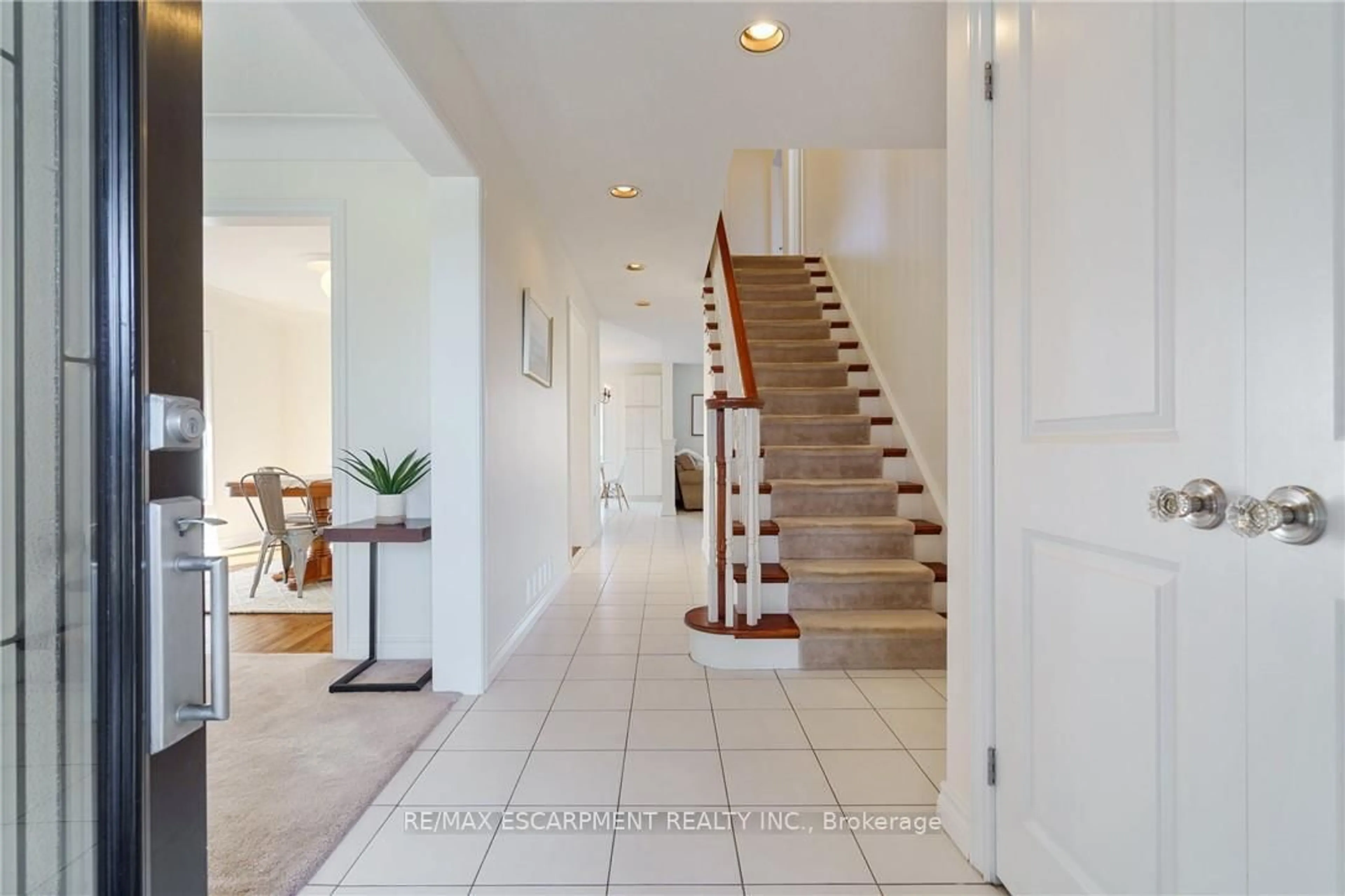 Indoor entryway for 43 Glenayr St, Hamilton Ontario L9C 7J2