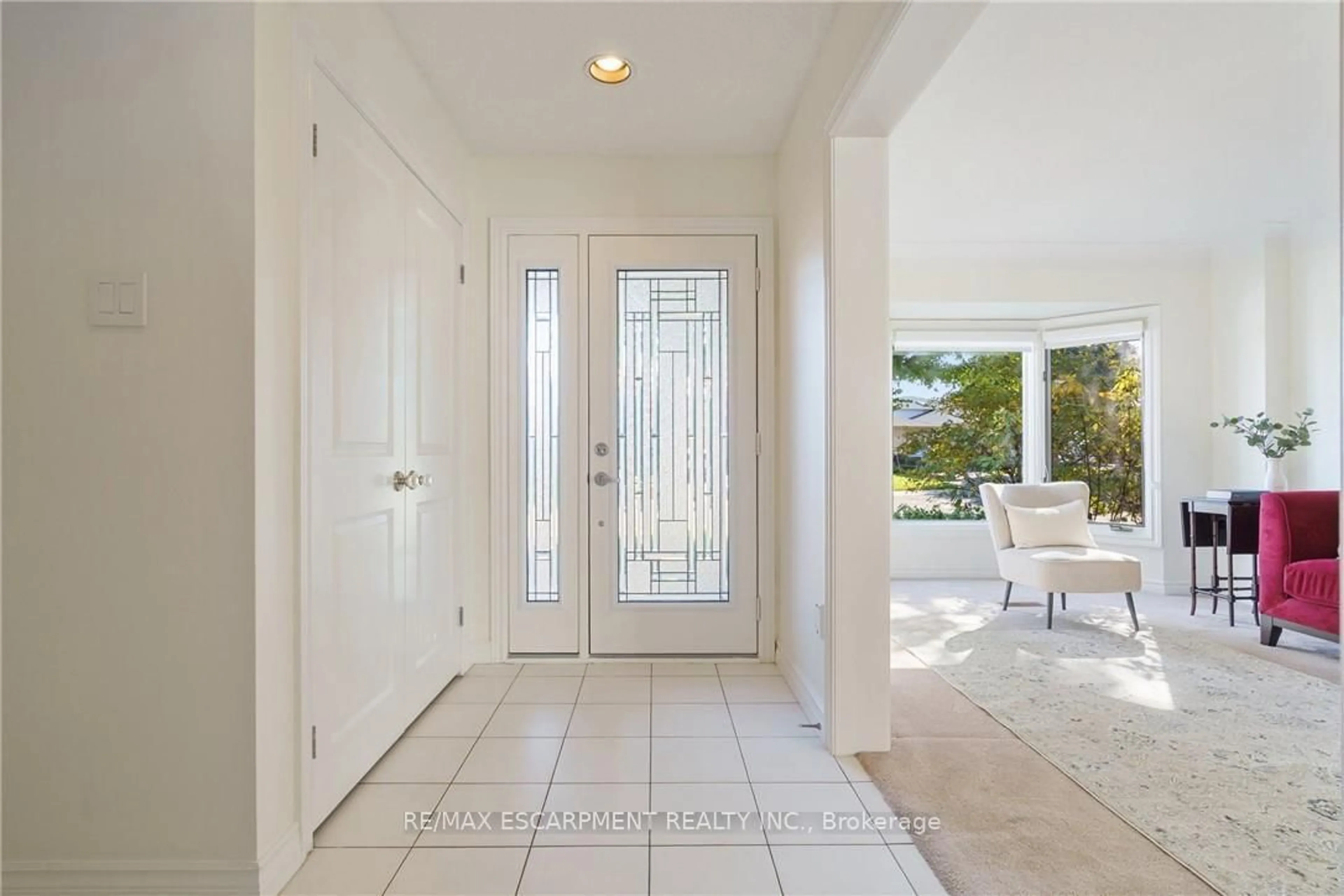 Indoor entryway for 43 Glenayr St, Hamilton Ontario L9C 7J2