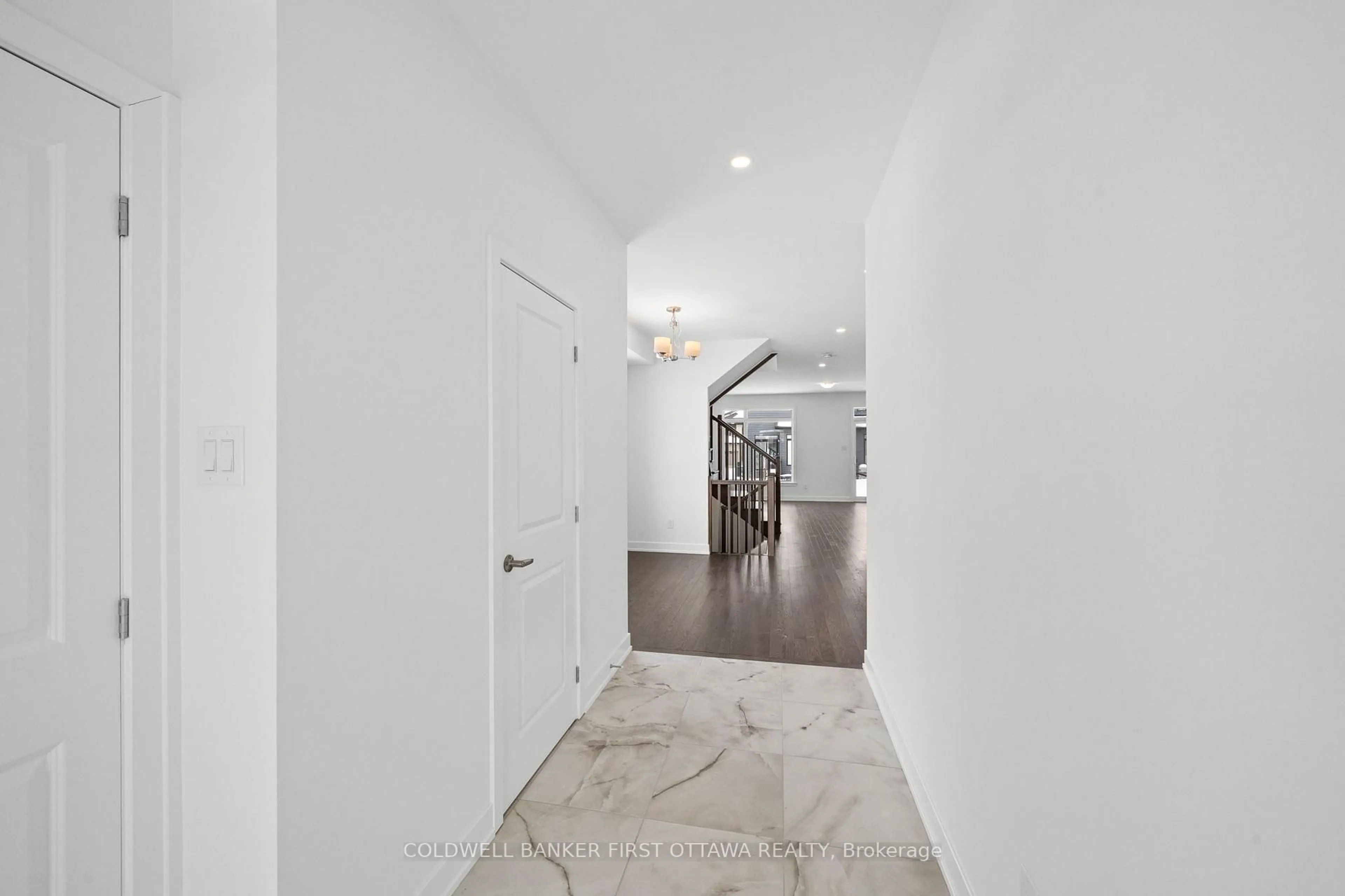 Indoor entryway for 461 SHUTTLEWORTH Dr, Ottawa Ontario K1T 0T6