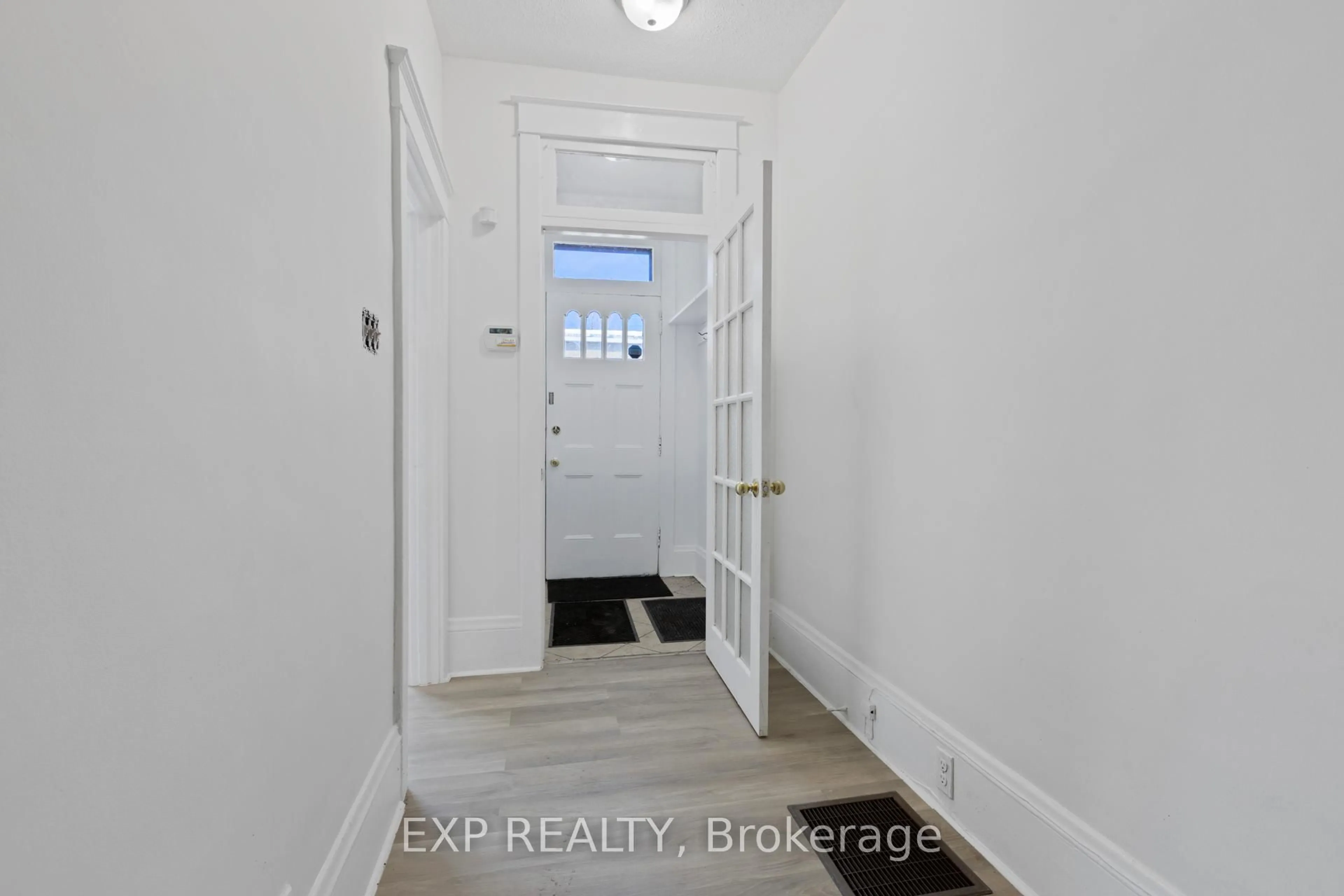 Indoor entryway for 292-294 Clarence St, Ottawa Ontario K1N 5R3