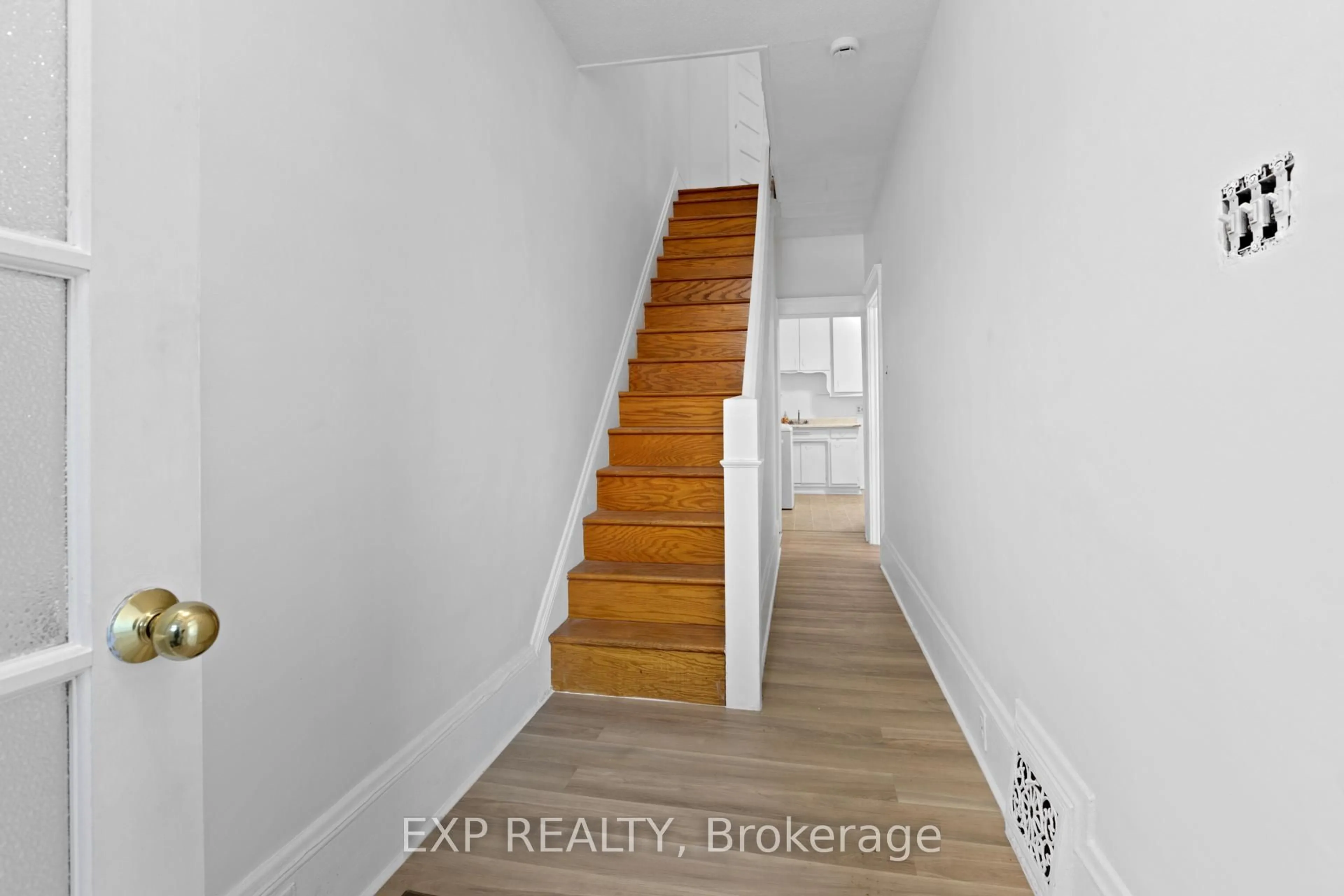 Indoor entryway for 292-294 Clarence St, Ottawa Ontario K1N 5R3