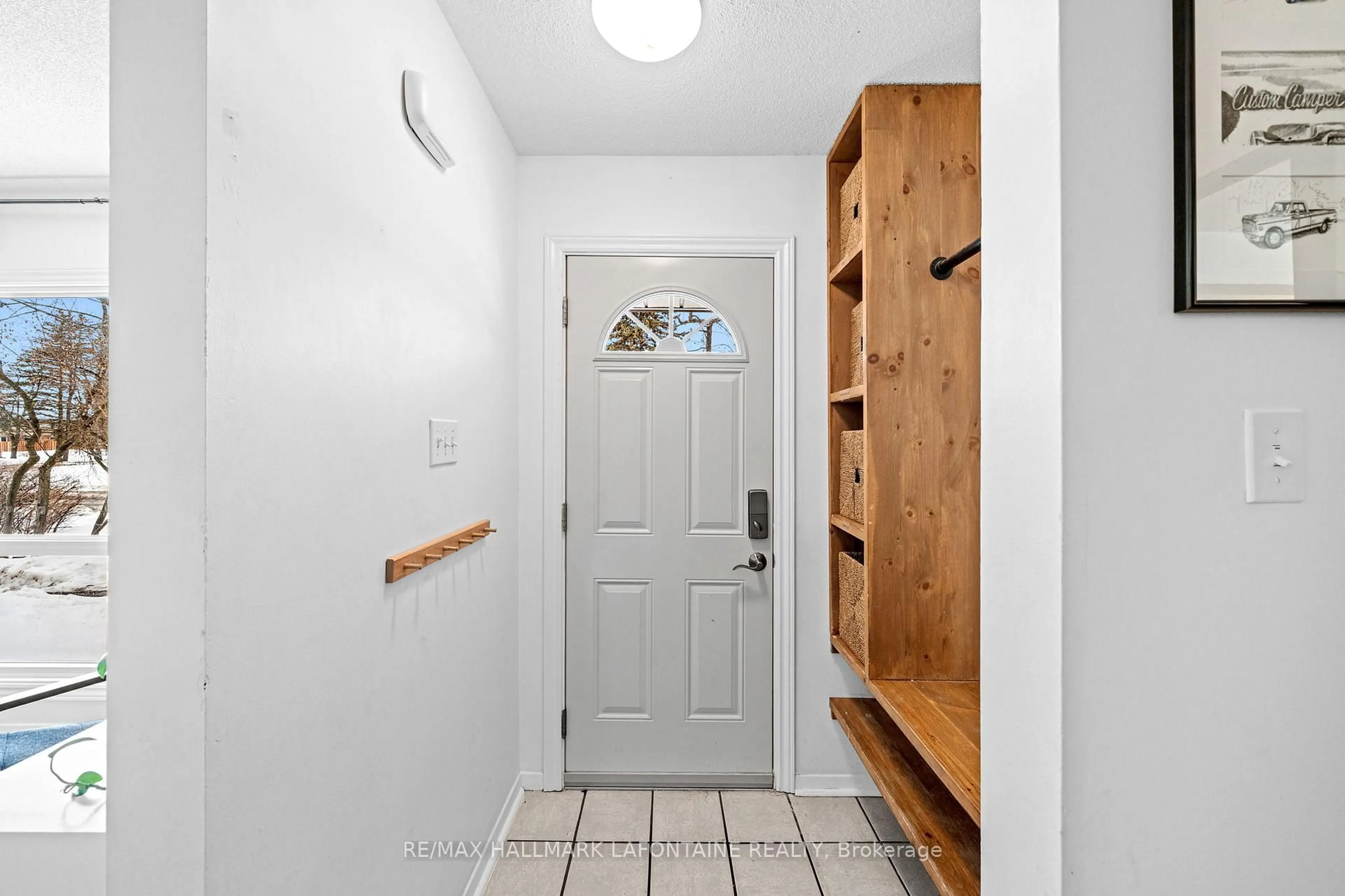 Indoor entryway for 2275 Orient Park Dr, Ottawa Ontario K1B 4Y2