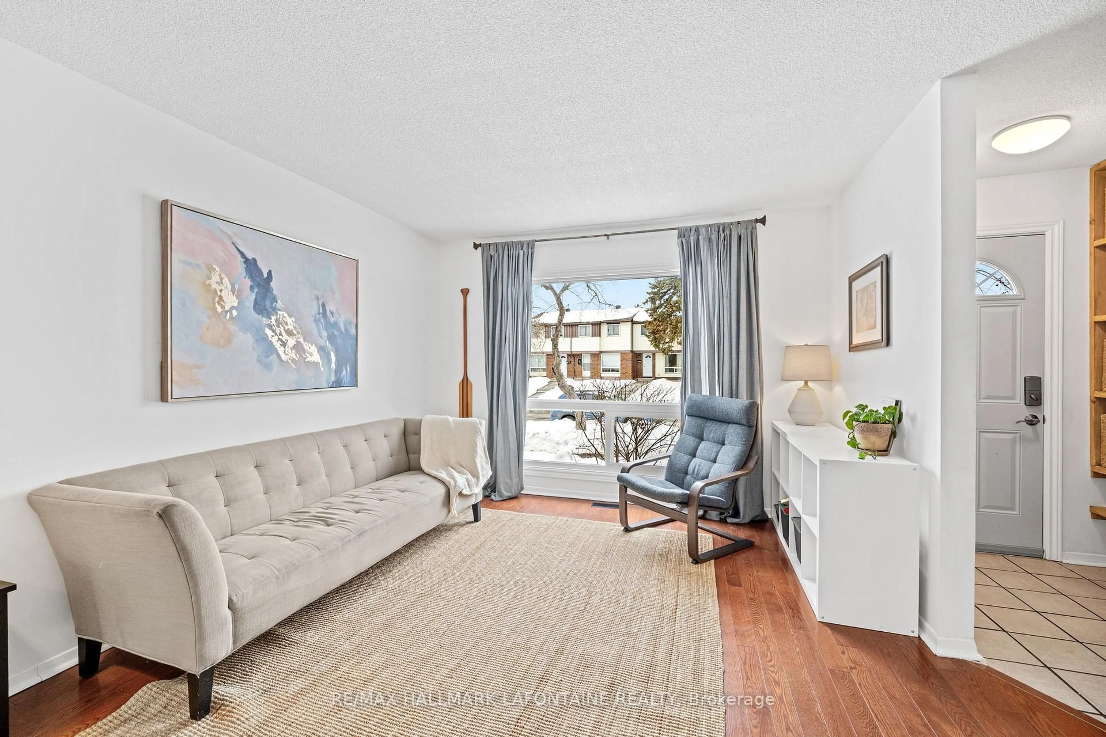 Living room with furniture, unknown for 2275 Orient Park Dr, Ottawa Ontario K1B 4Y2