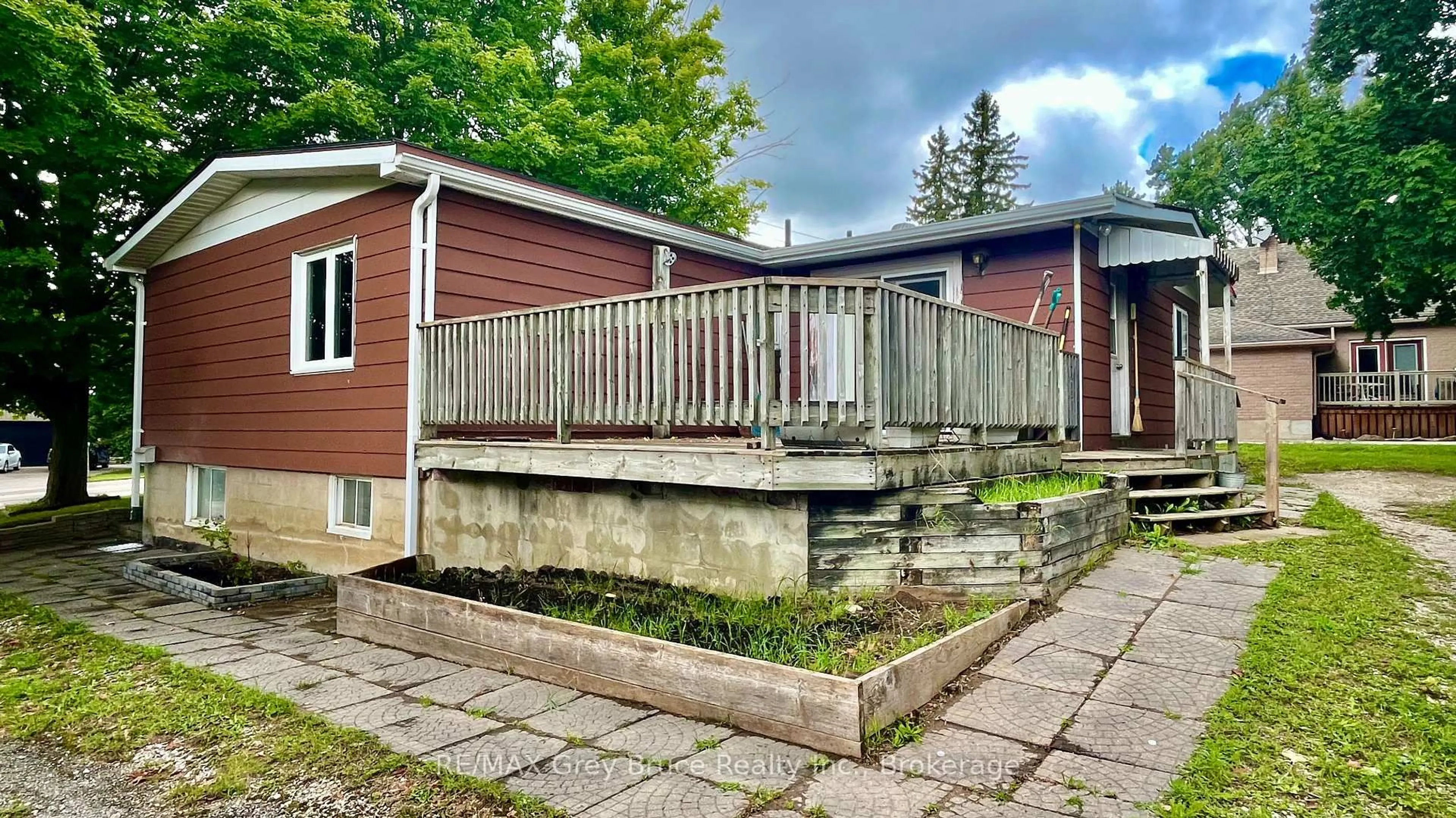 Patio, street for 1069 7th Ave, Hanover Ontario N4N 2K4