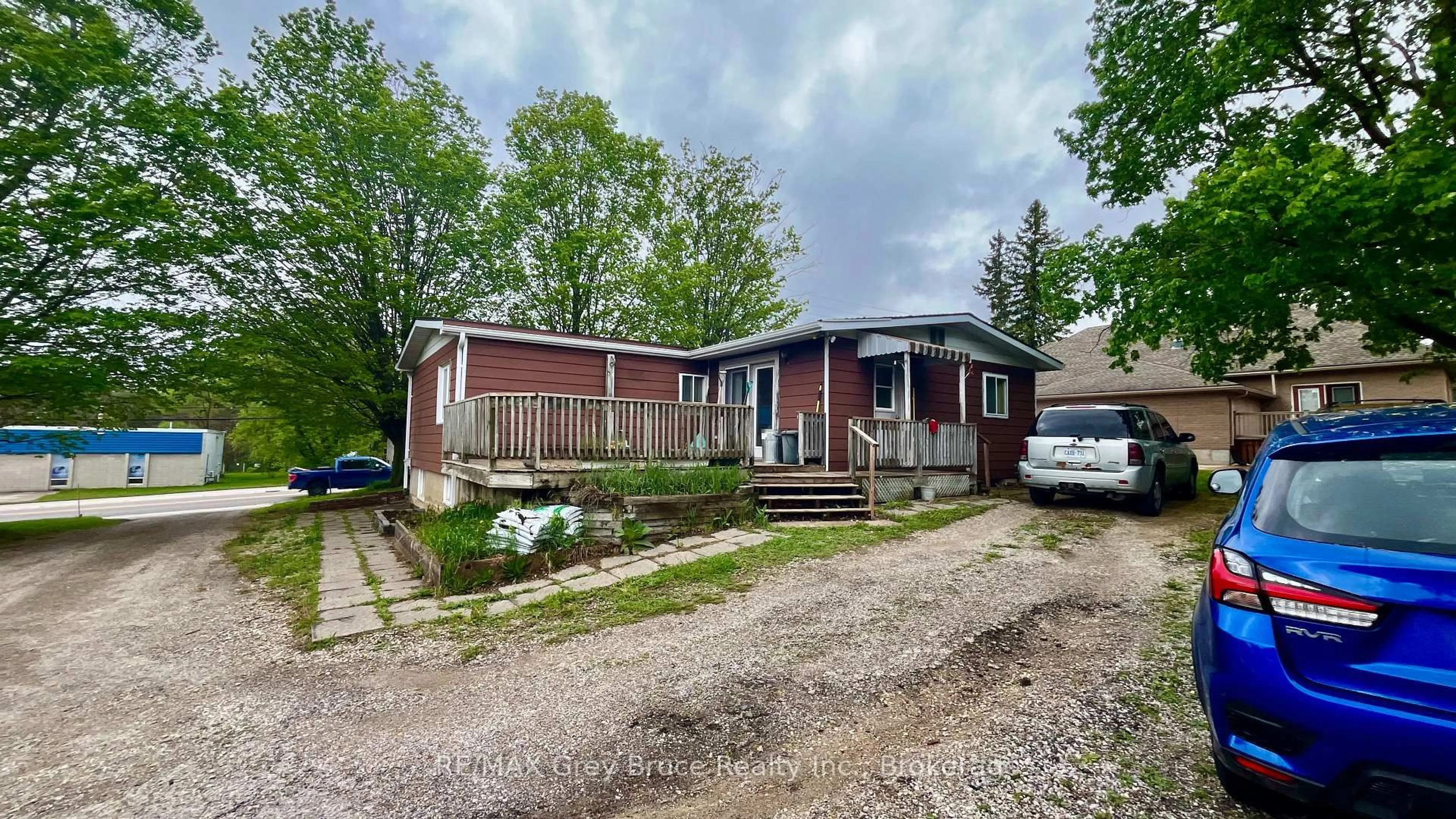 A pic from outside/outdoor area/front of a property/back of a property/a pic from drone, street for 1069 7th Ave, Hanover Ontario N4N 2K4