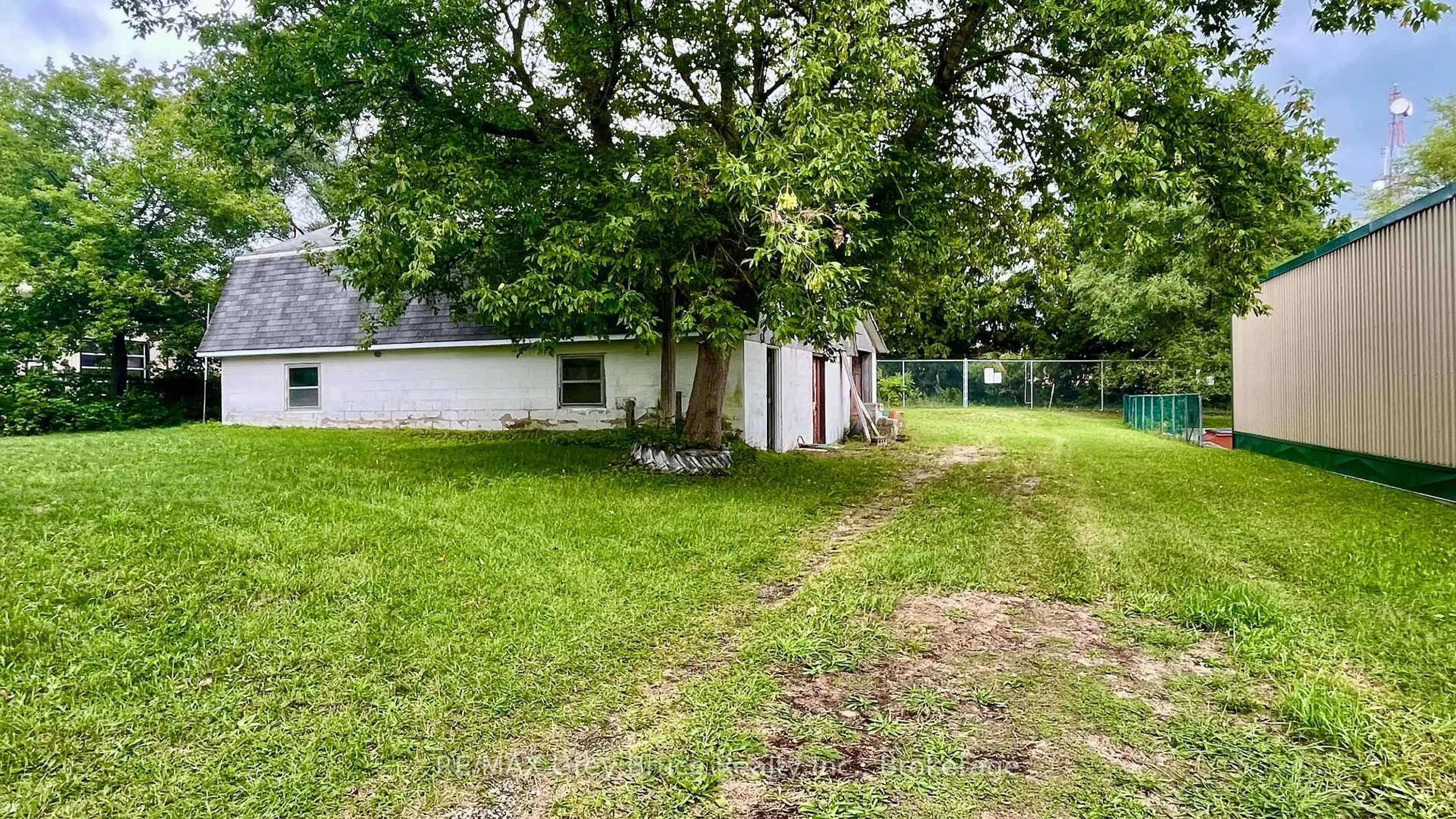 A pic from outside/outdoor area/front of a property/back of a property/a pic from drone, street for 1069 7th Ave, Hanover Ontario N4N 2K4