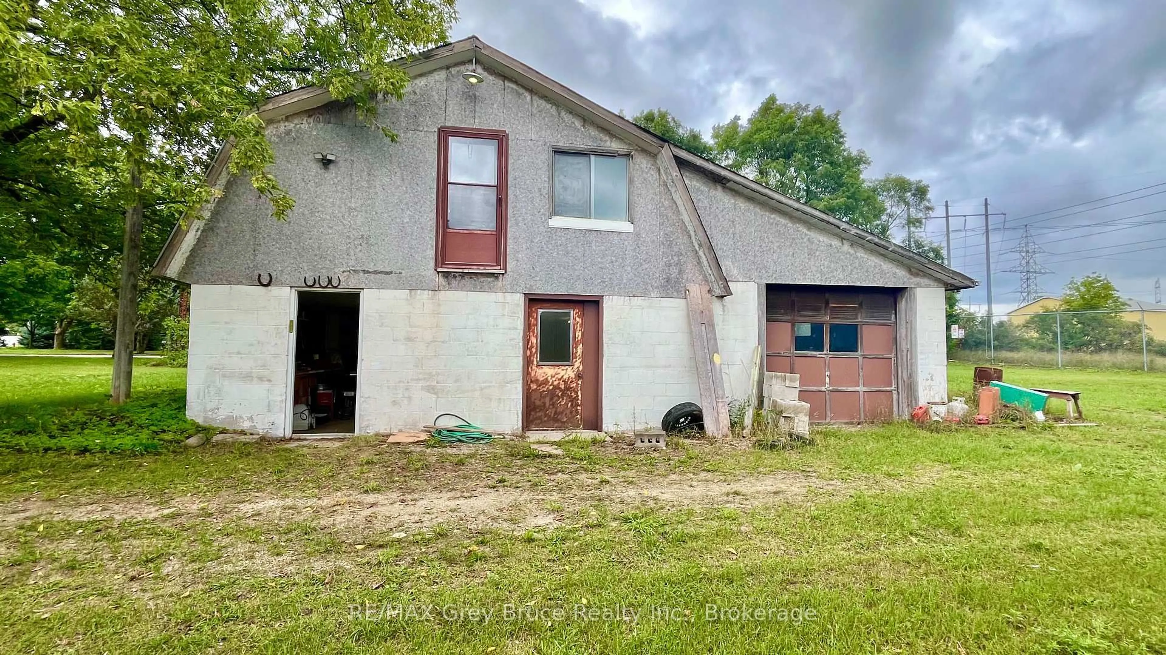 A pic from outside/outdoor area/front of a property/back of a property/a pic from drone, building for 1069 7th Ave, Hanover Ontario N4N 2K4