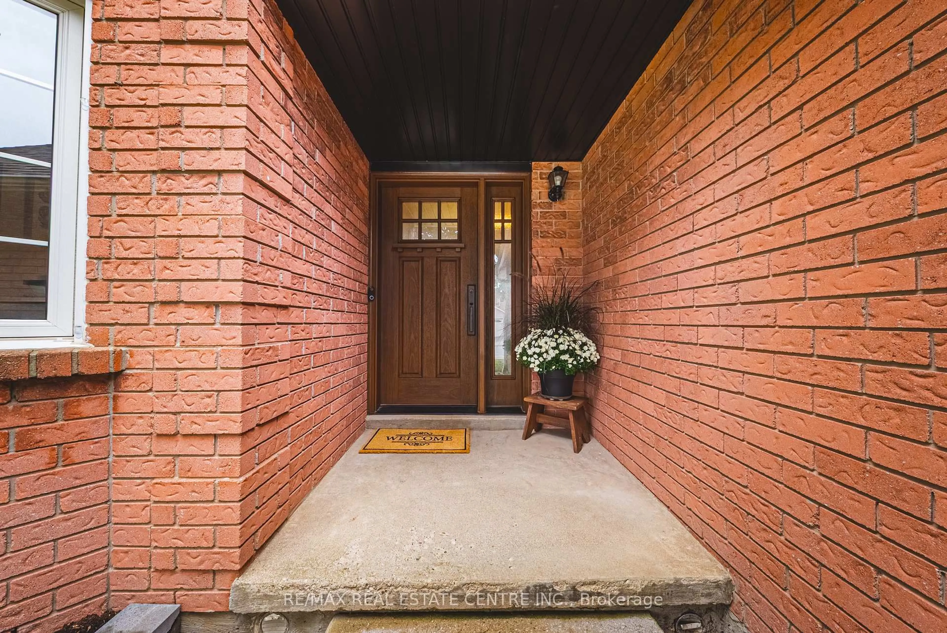 Indoor foyer for 35 Cowan Blvd, Cambridge Ontario N1T 1E6