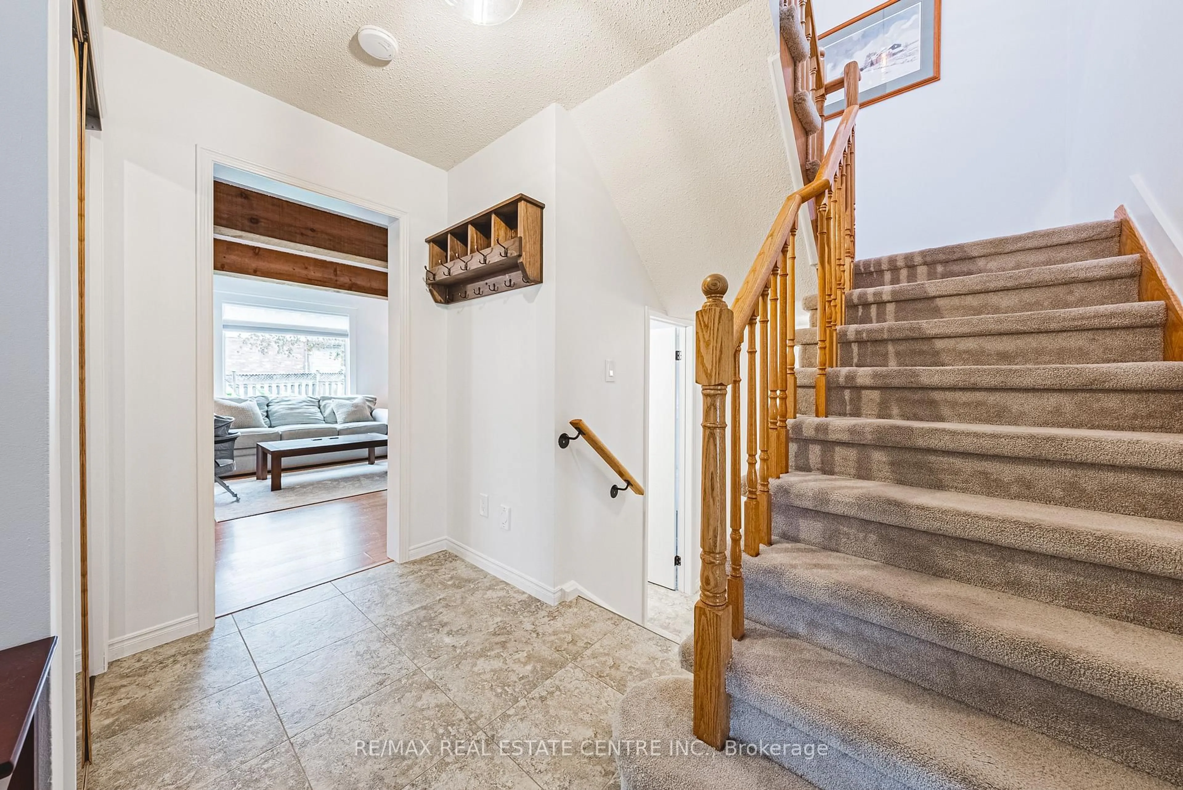 Indoor foyer for 35 Cowan Blvd, Cambridge Ontario N1T 1E6