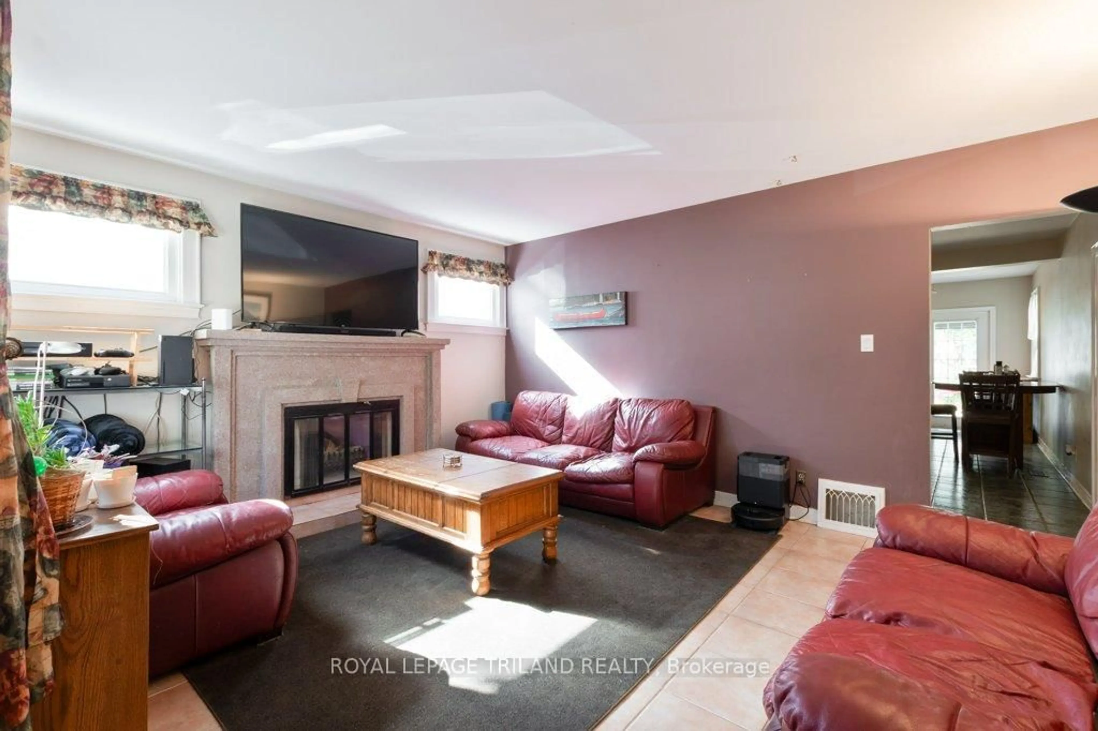 Living room with furniture, unknown for 40 St George St, St. Thomas Ontario N5P 2L1