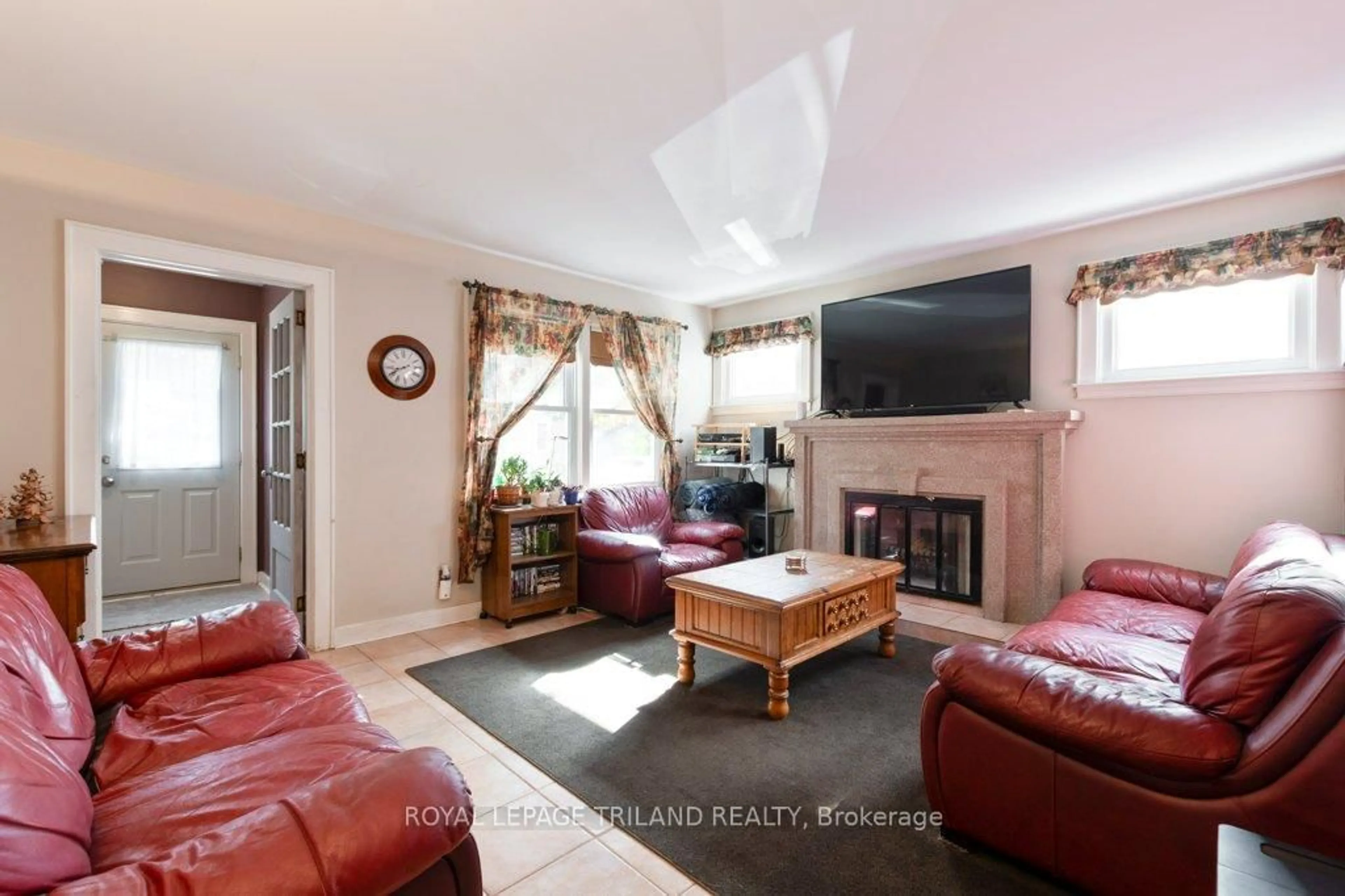 Living room with furniture, unknown for 40 St George St, St. Thomas Ontario N5P 2L1