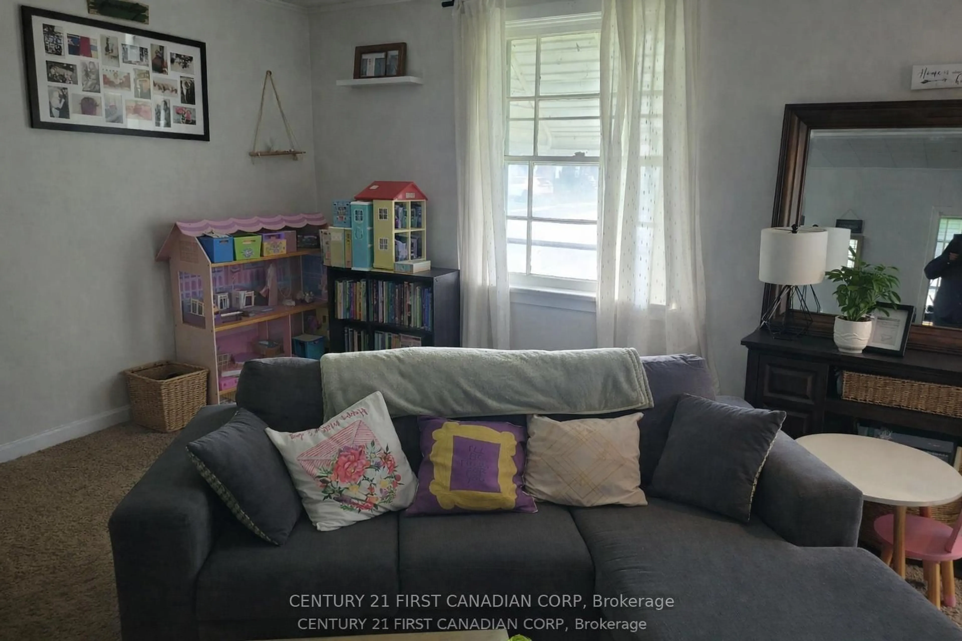Living room with furniture, unknown for 57 HOMAN St, London East Ontario N5Z 1A9