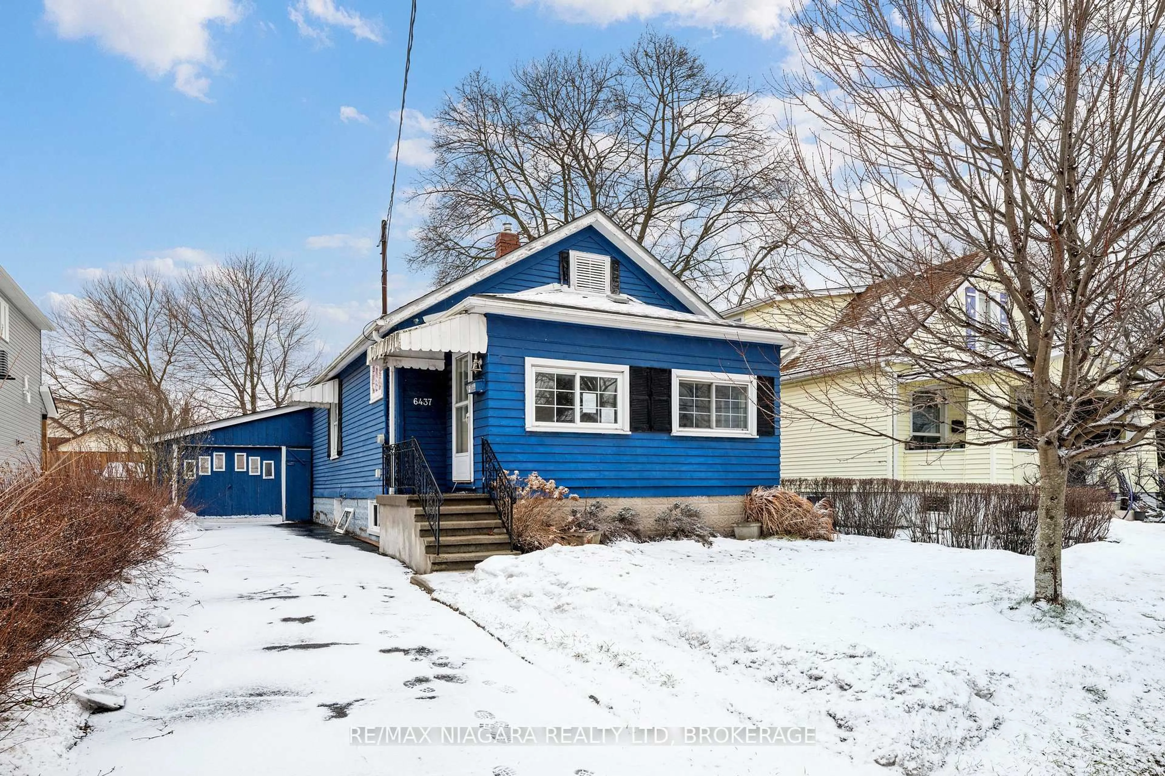 Home with vinyl exterior material, street for 6437 Culp St, Niagara Falls Ontario L2G 2C2