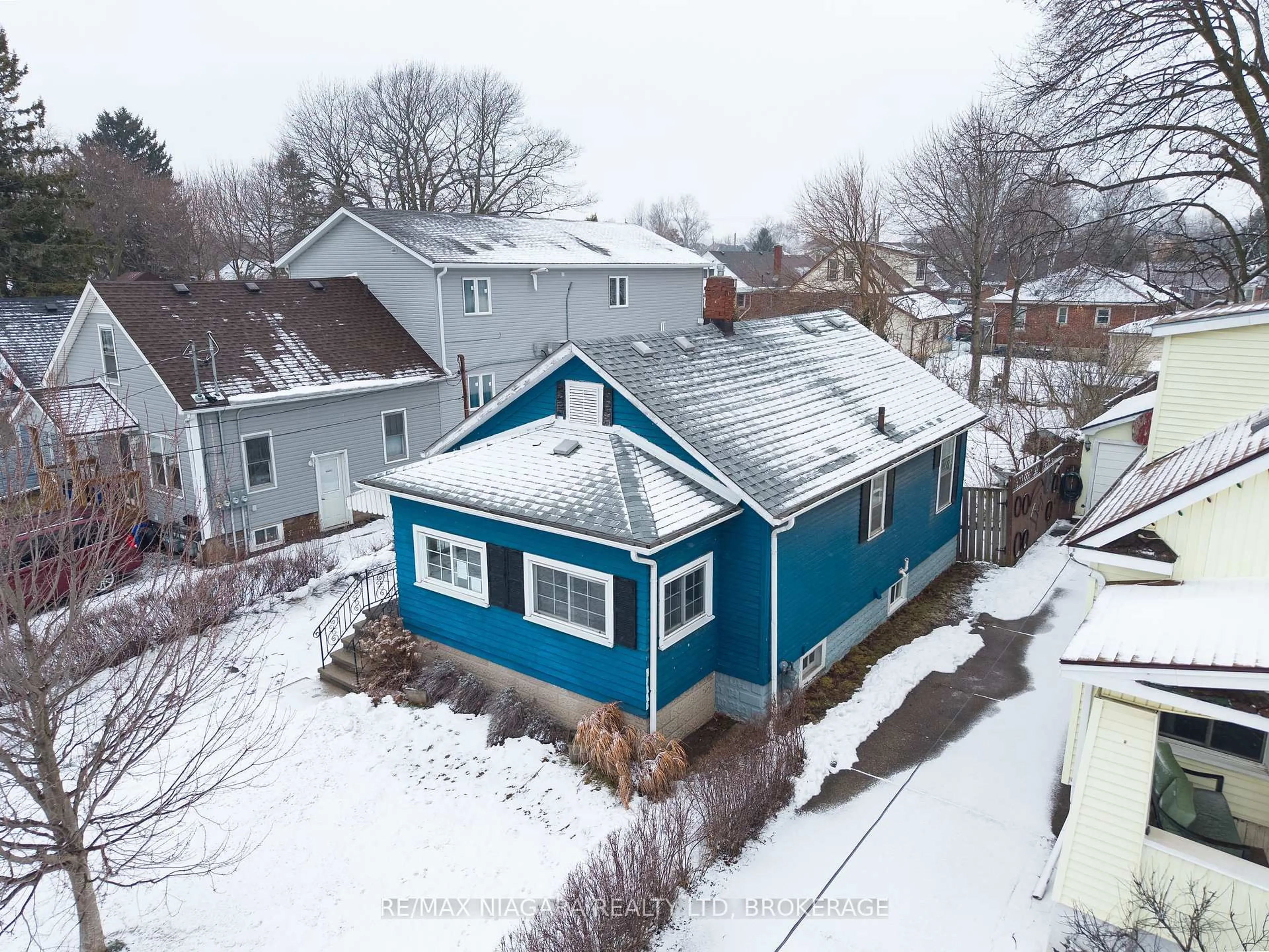 A pic from outside/outdoor area/front of a property/back of a property/a pic from drone, unknown for 6437 Culp St, Niagara Falls Ontario L2G 2C2