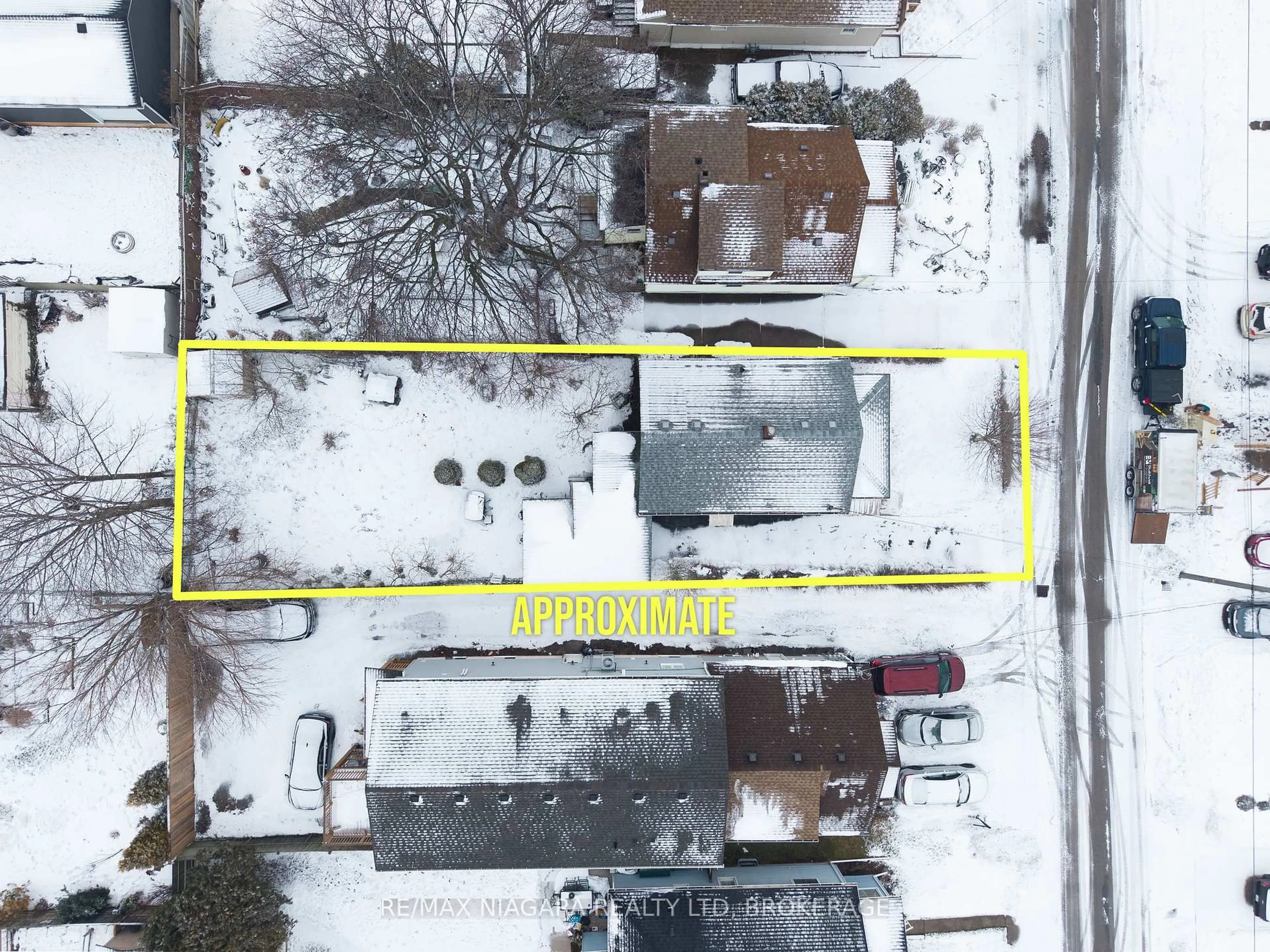 A pic from outside/outdoor area/front of a property/back of a property/a pic from drone, building for 6437 Culp St, Niagara Falls Ontario L2G 2C2