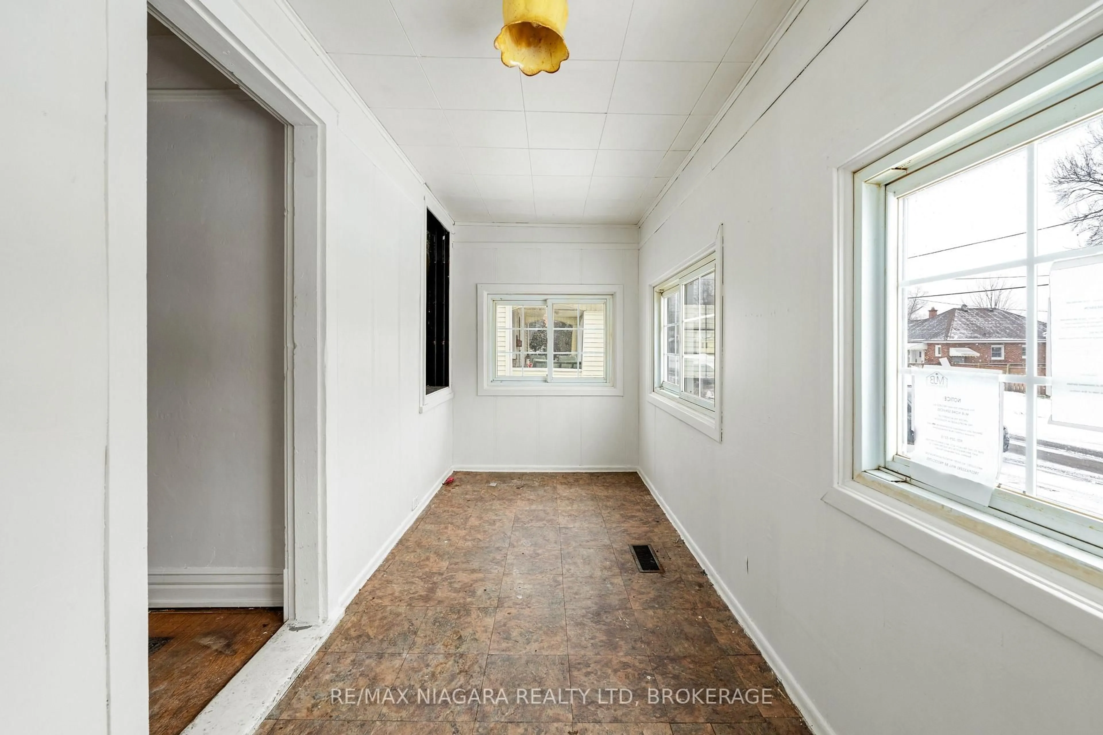 Indoor entryway for 6437 Culp St, Niagara Falls Ontario L2G 2C2