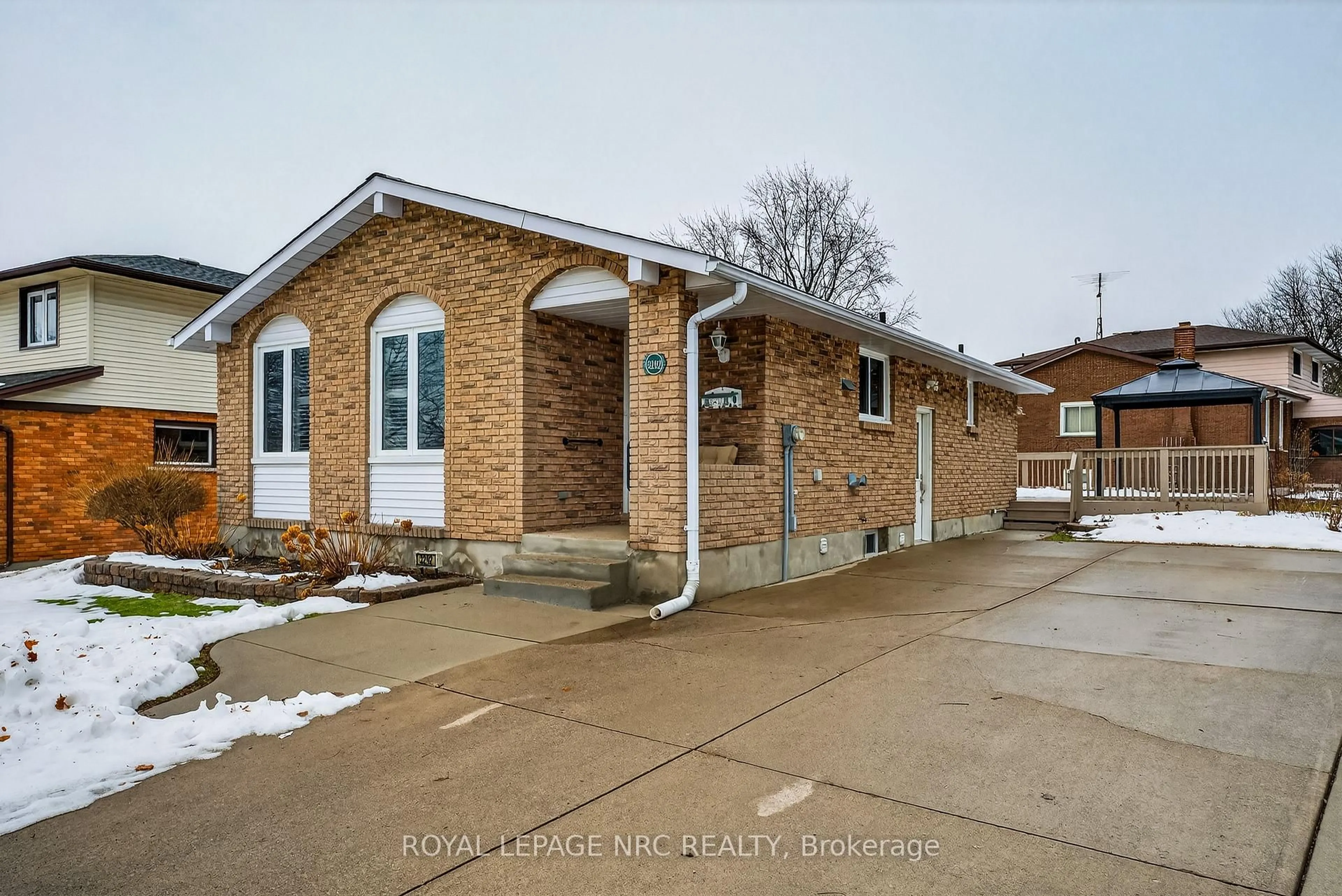 Home with brick exterior material, building for 3292 Appleford Ave, Niagara Falls Ontario L2J 3N9