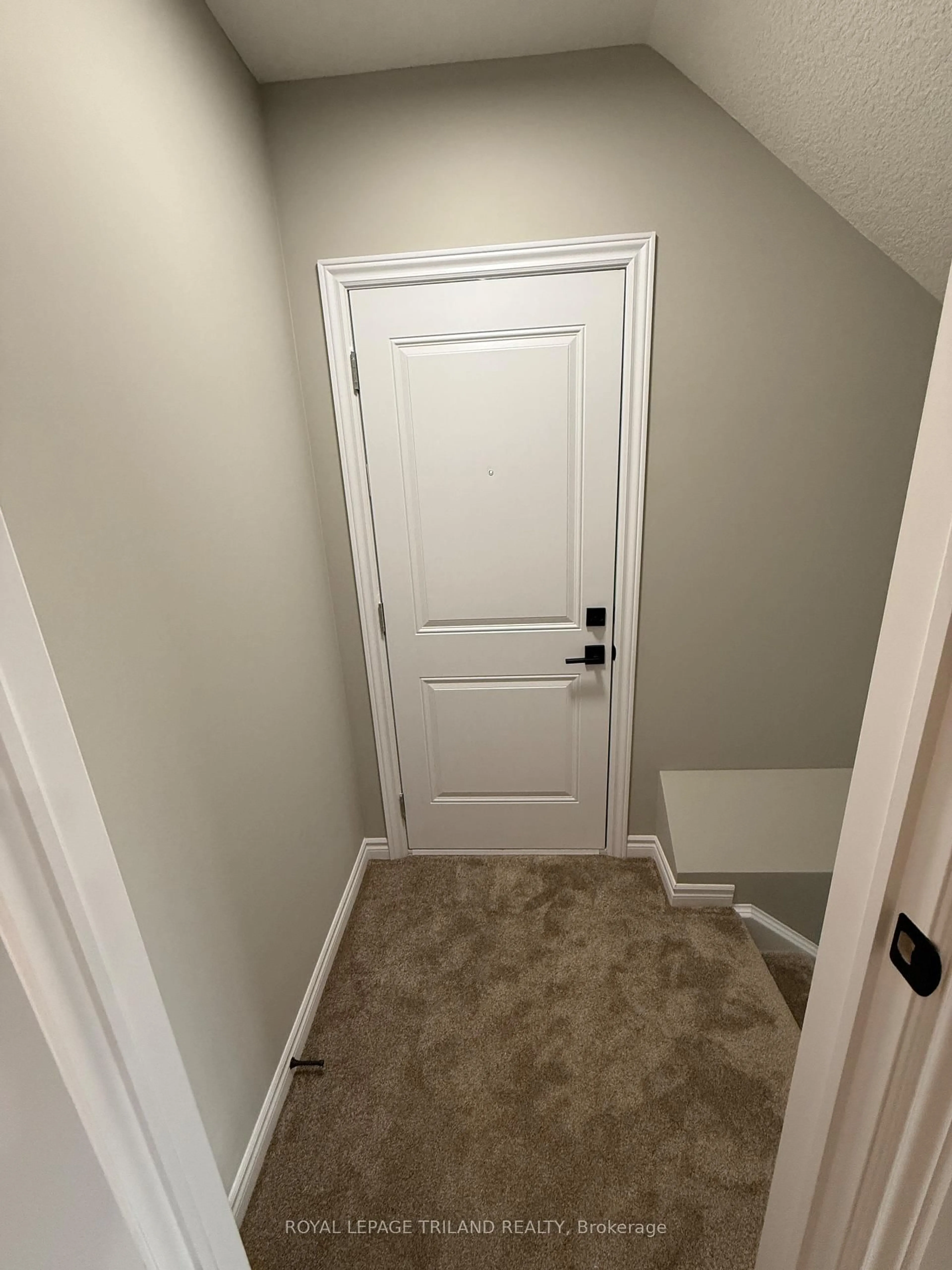 Indoor entryway for 3139A River St, Brooke-Alvinston Ontario N0N 1A0