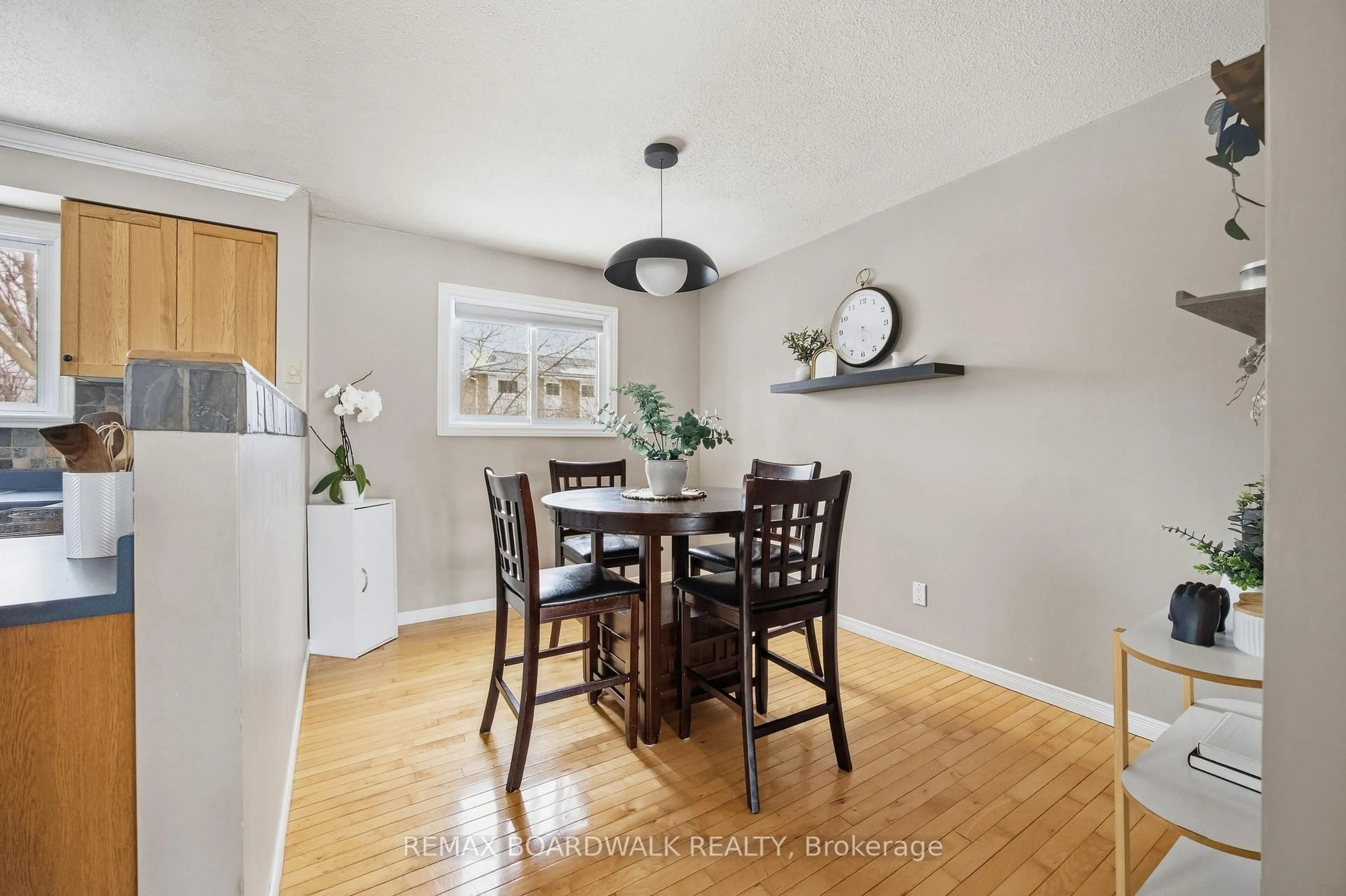 Dining room, wood/laminate floor for 32 Provost St, Perth Ontario K7H 3H1