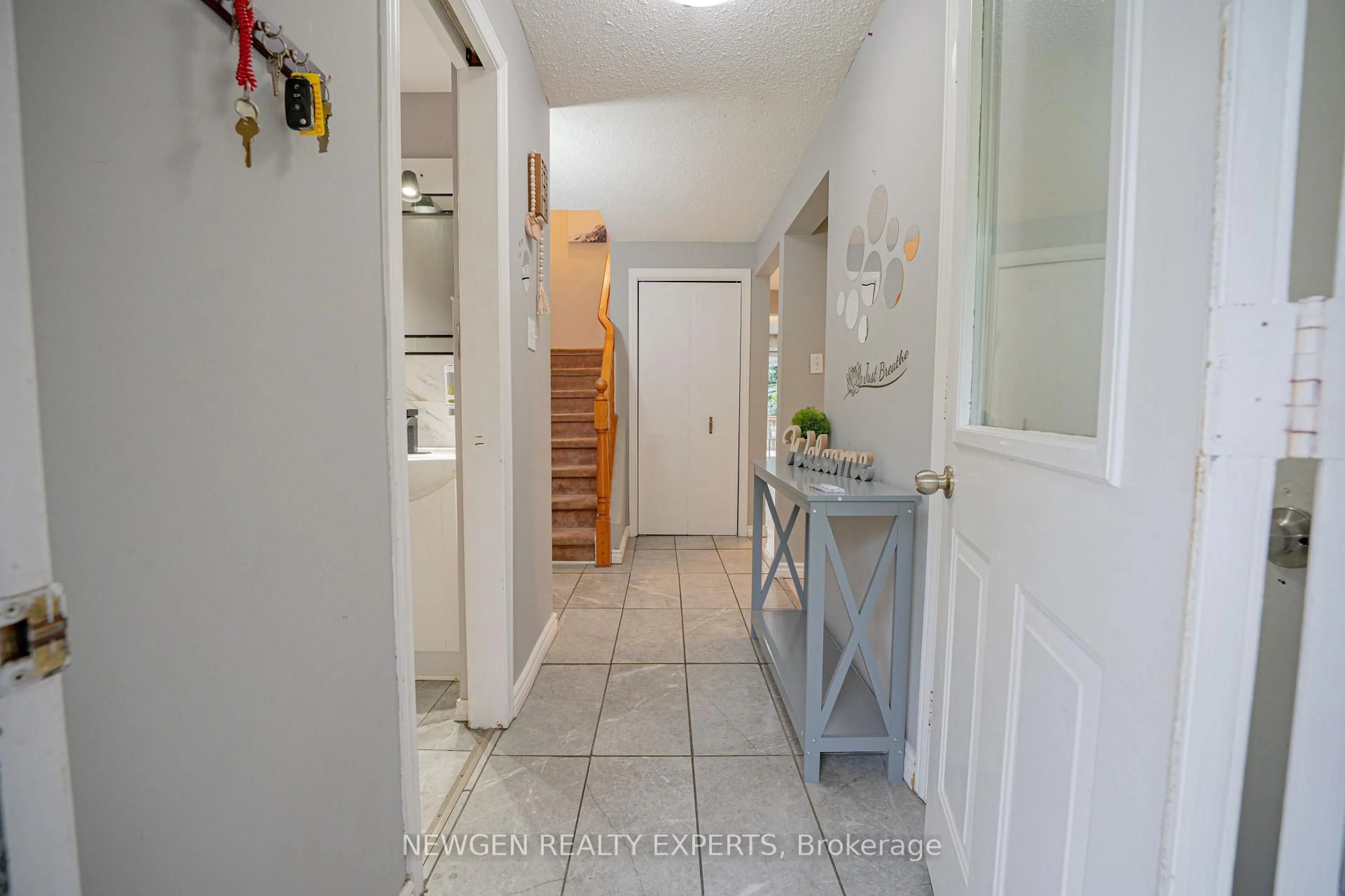 Indoor entryway for 92 Highland Cres, Kitchener Ontario N2M 5C1