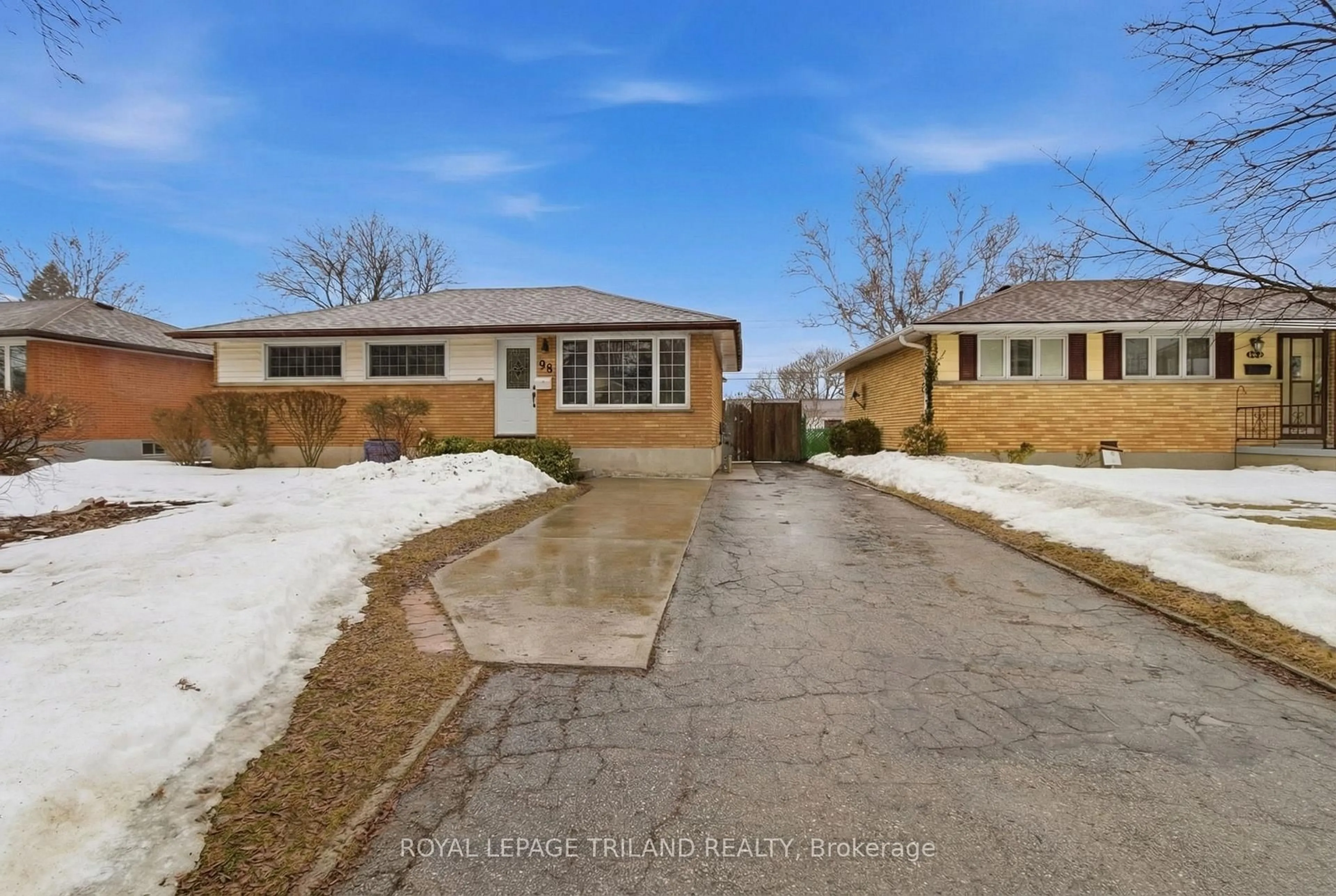 A pic from outside/outdoor area/front of a property/back of a property/a pic from drone, street for 99 SUSAN Ave, London East Ontario N5V 2G3