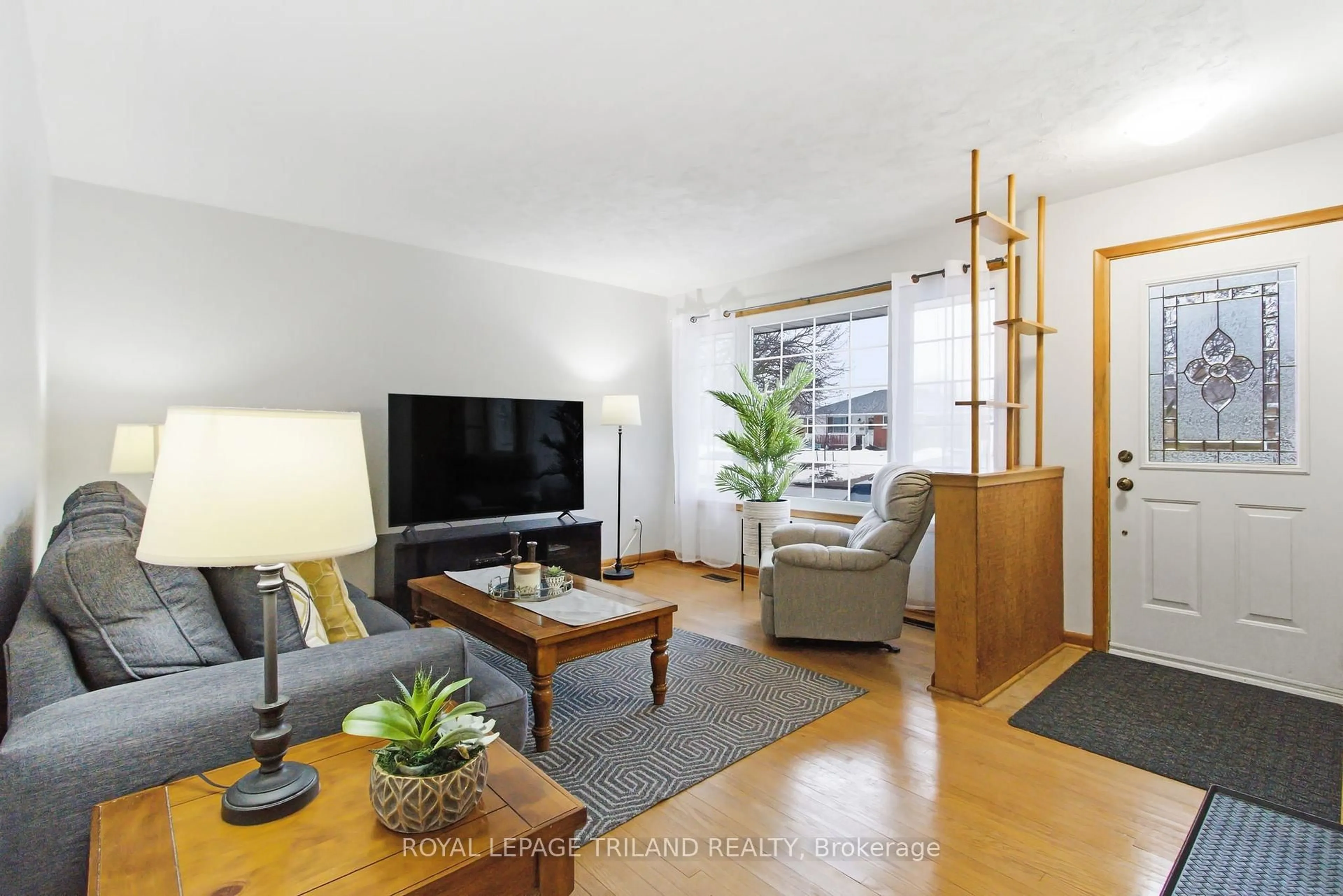 Living room with furniture, wood/laminate floor for 99 SUSAN Ave, London East Ontario N5V 2G3