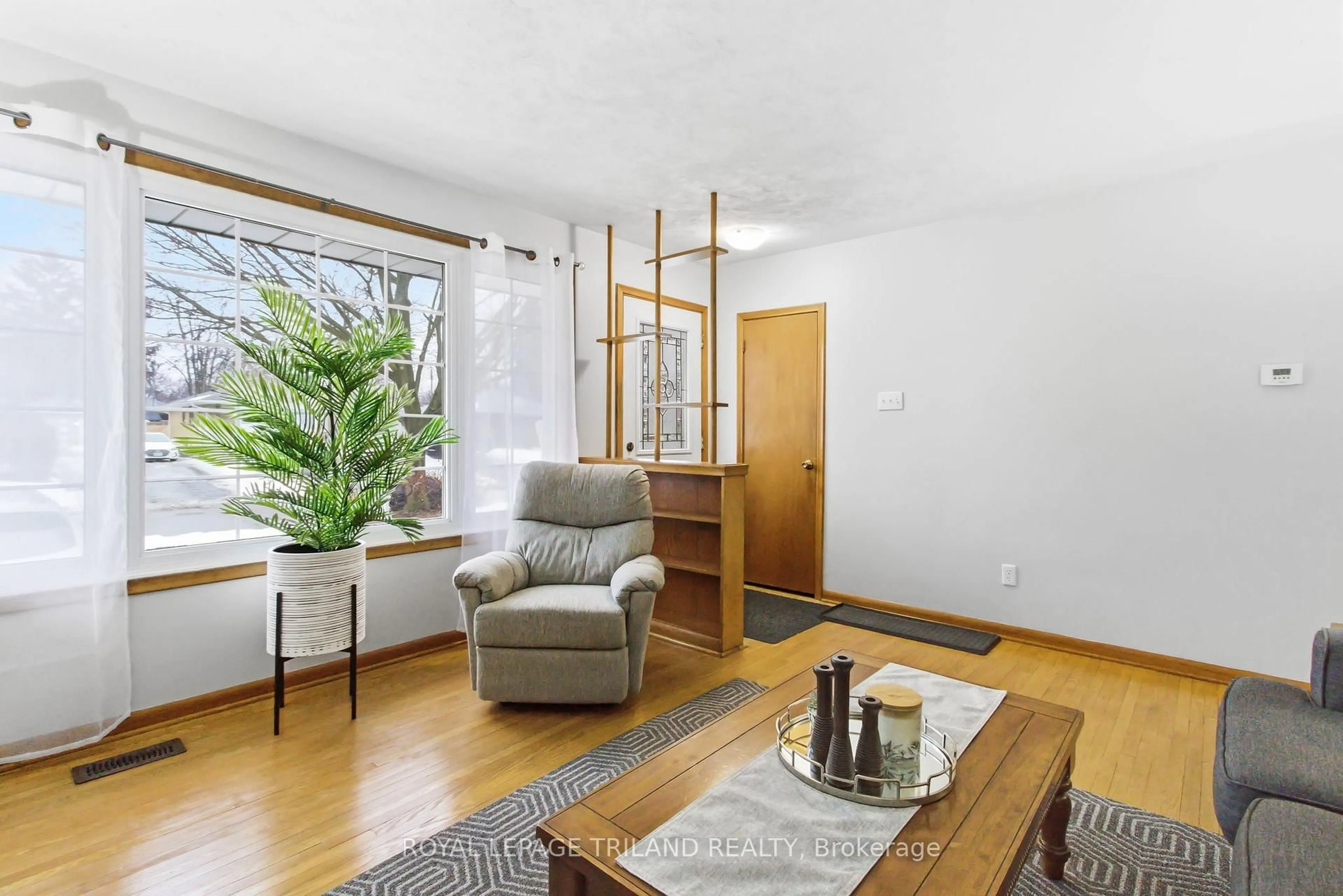 Living room with furniture, unknown for 99 SUSAN Ave, London East Ontario N5V 2G3