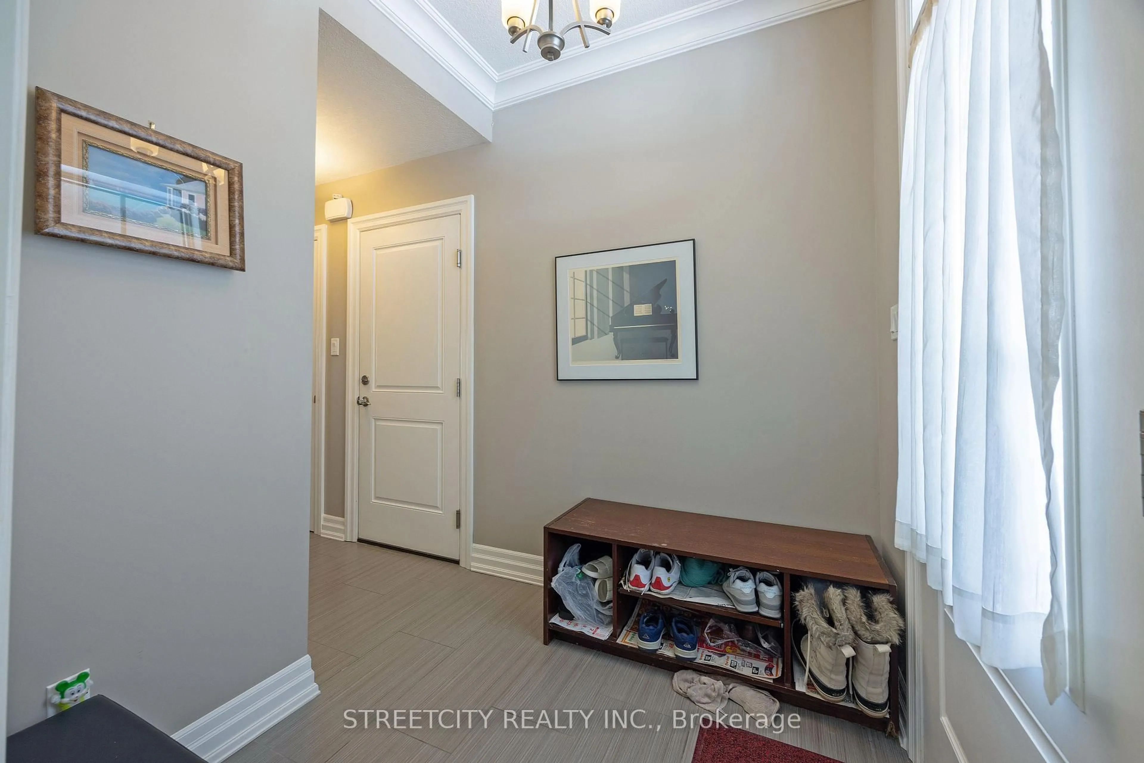 Indoor entryway for 490 Phyllis St, London South Ontario N6J 2Z4