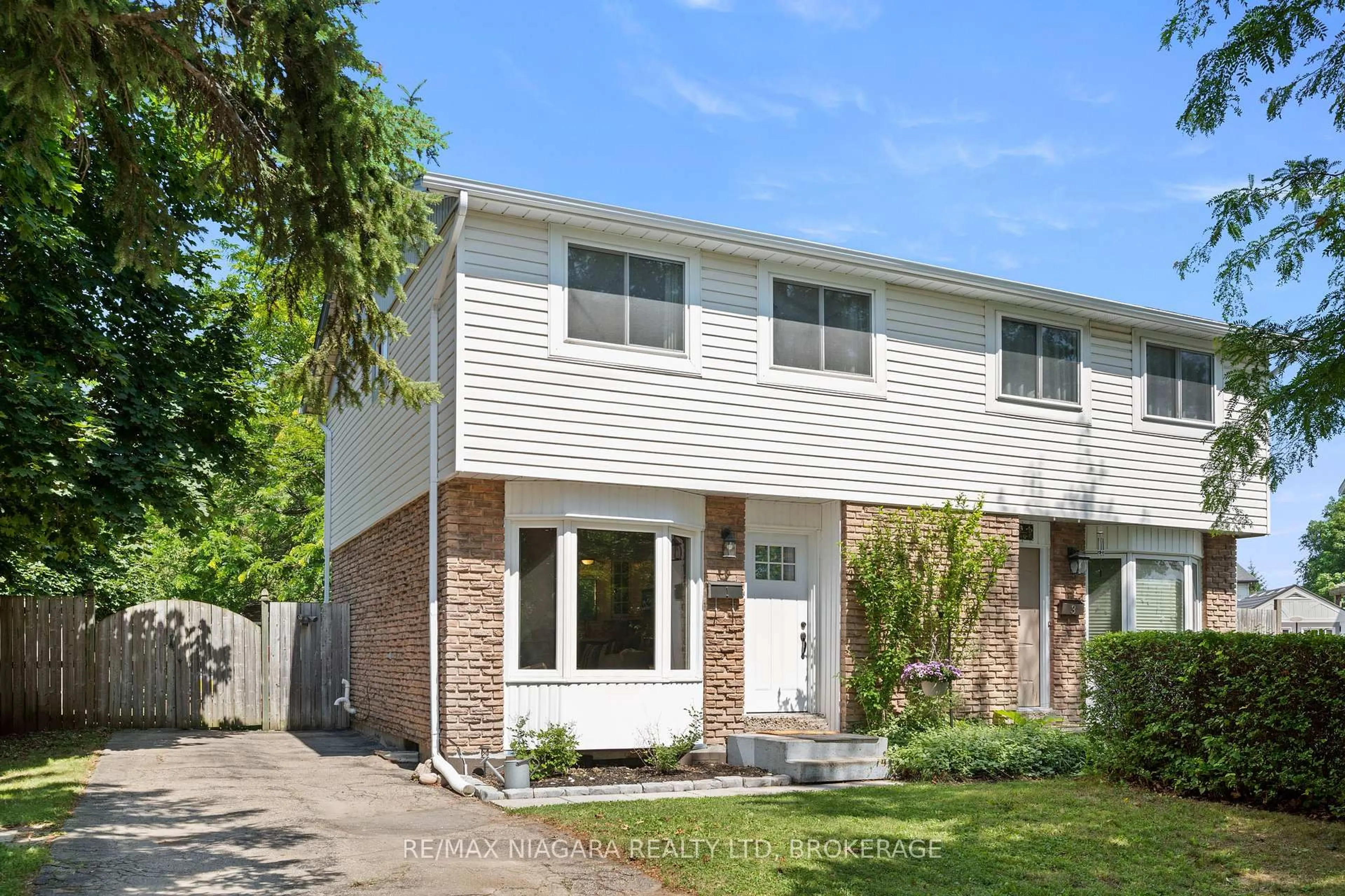 Home with vinyl exterior material, street for 1 Bardadyn Crt, St. Catharines Ontario L2N 6R2