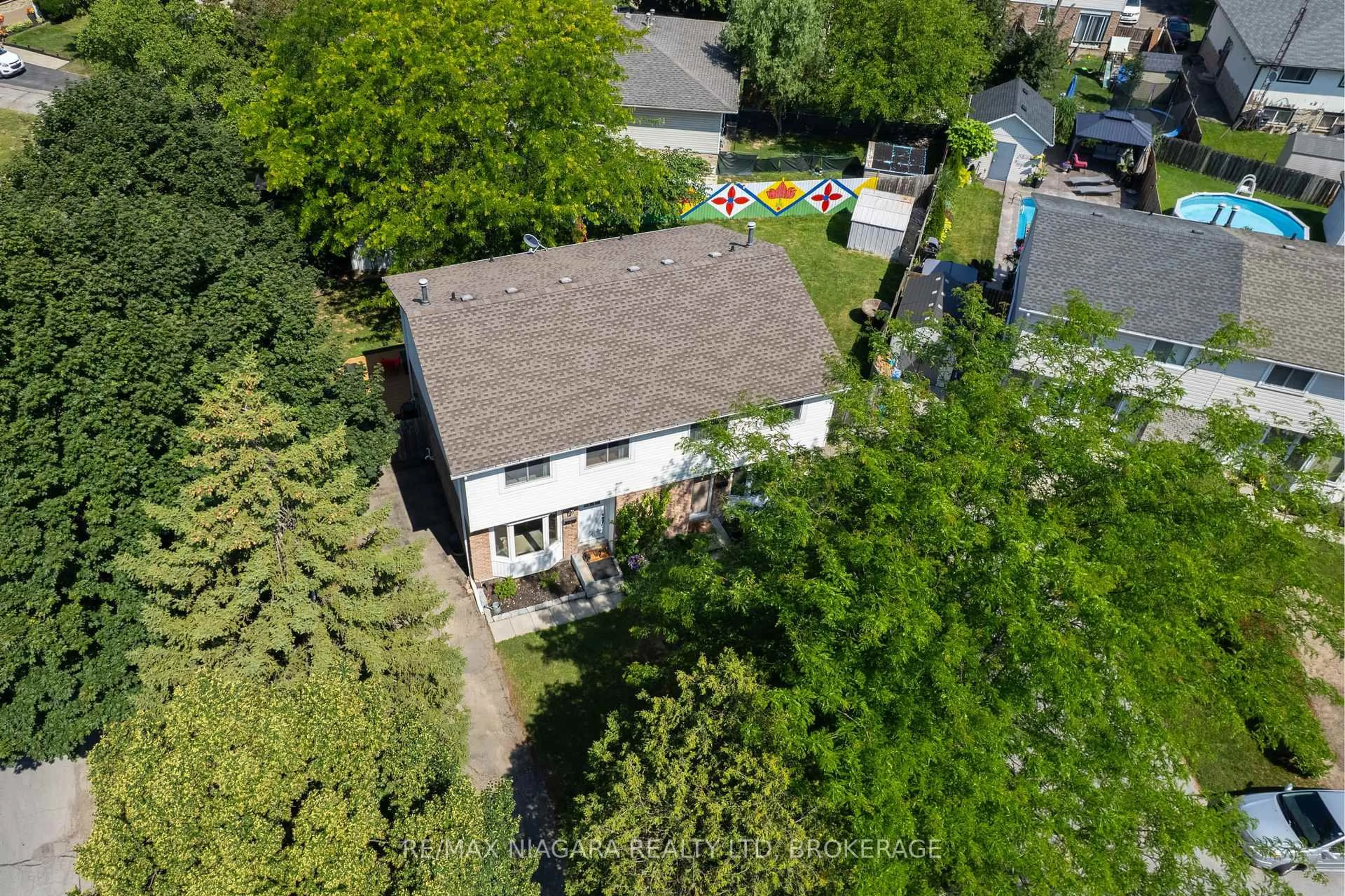 A pic from outside/outdoor area/front of a property/back of a property/a pic from drone, street for 1 Bardadyn Crt, St. Catharines Ontario L2N 6R2