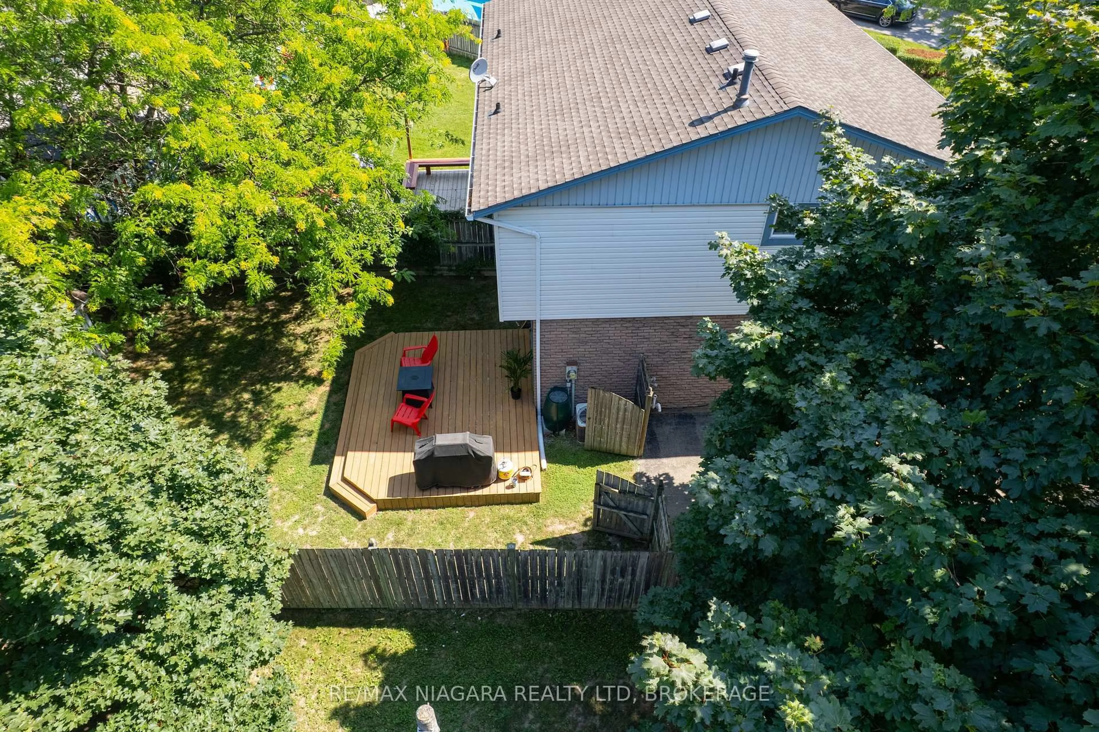 A pic from outside/outdoor area/front of a property/back of a property/a pic from drone, unknown for 1 Bardadyn Crt, St. Catharines Ontario L2N 6R2